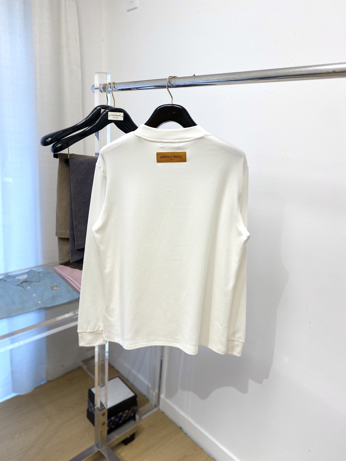 路易威登、2025新品长袖卫衣，帅气时尚，胸前精致刺绣字母logo，简约百搭款。面料棉 不仅挺括，保持潮