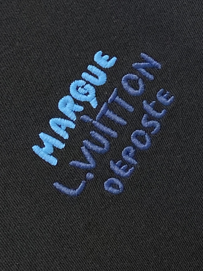 路易威登、2025新品长袖卫衣，帅气时尚，胸前精致刺绣字母logo，简约百搭款。面料棉 不仅挺括，保持潮