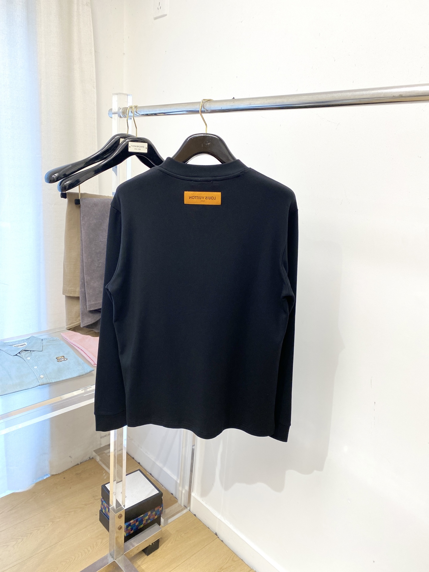 路易威登、2025新品长袖卫衣，帅气时尚，胸前精致刺绣字母logo，简约百搭款。面料棉 不仅挺括，保持潮