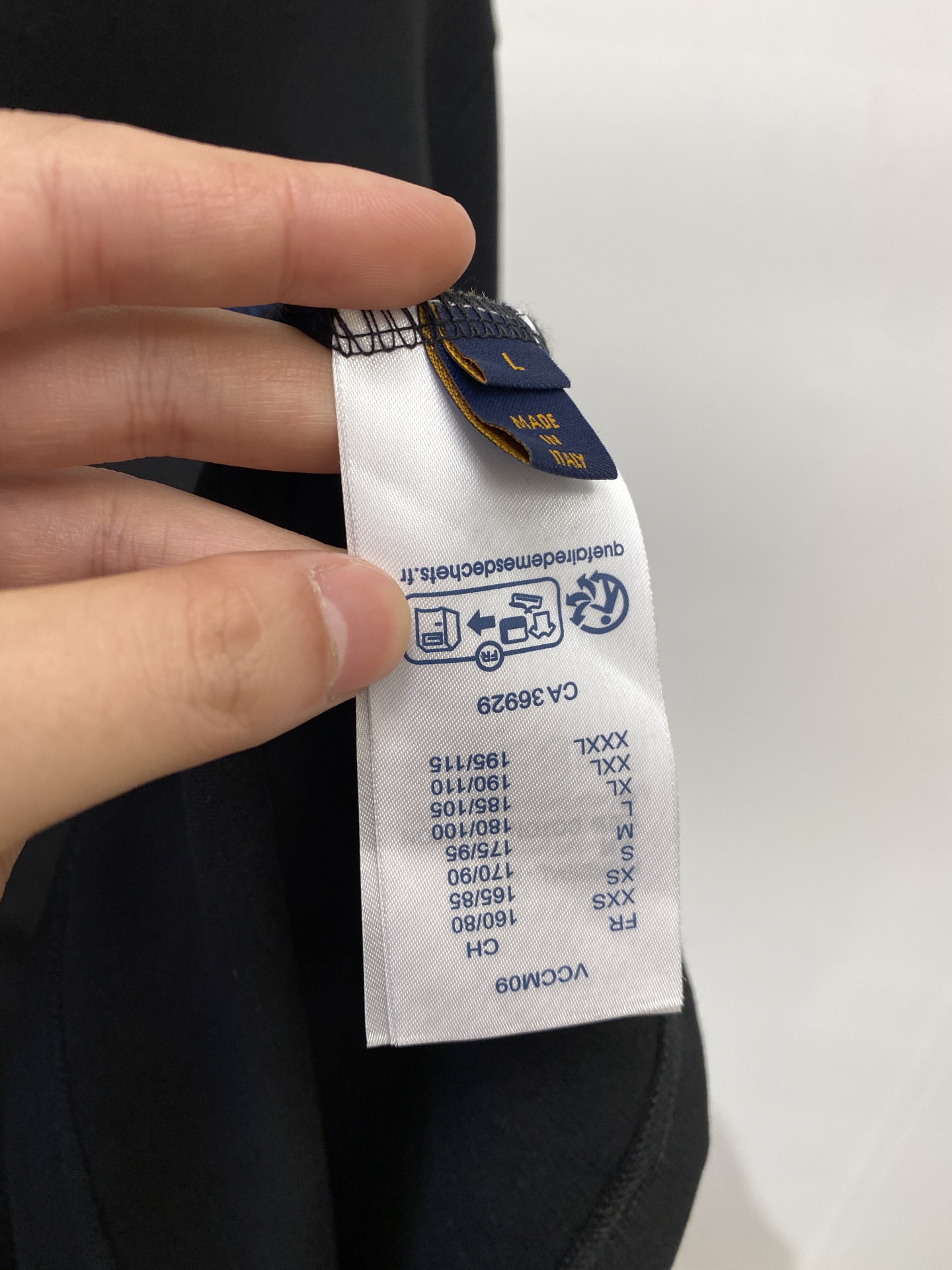 路易威登、2025新品长袖卫衣，帅气时尚，胸前精致刺绣字母logo，简约百搭款。面料棉 不仅挺括，保持潮