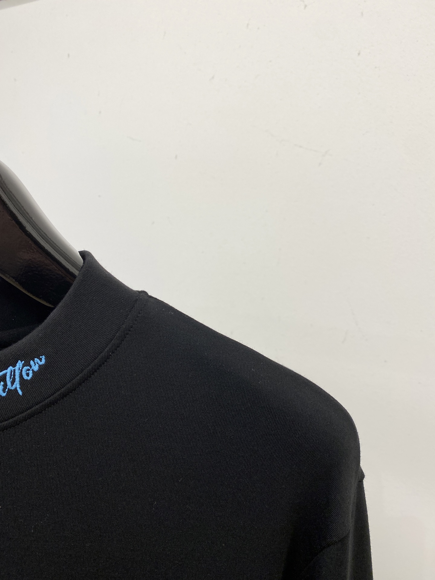 路易威登、2025新品长袖卫衣，帅气时尚，胸前精致刺绣字母logo，简约百搭款。面料棉 不仅挺括，保持潮