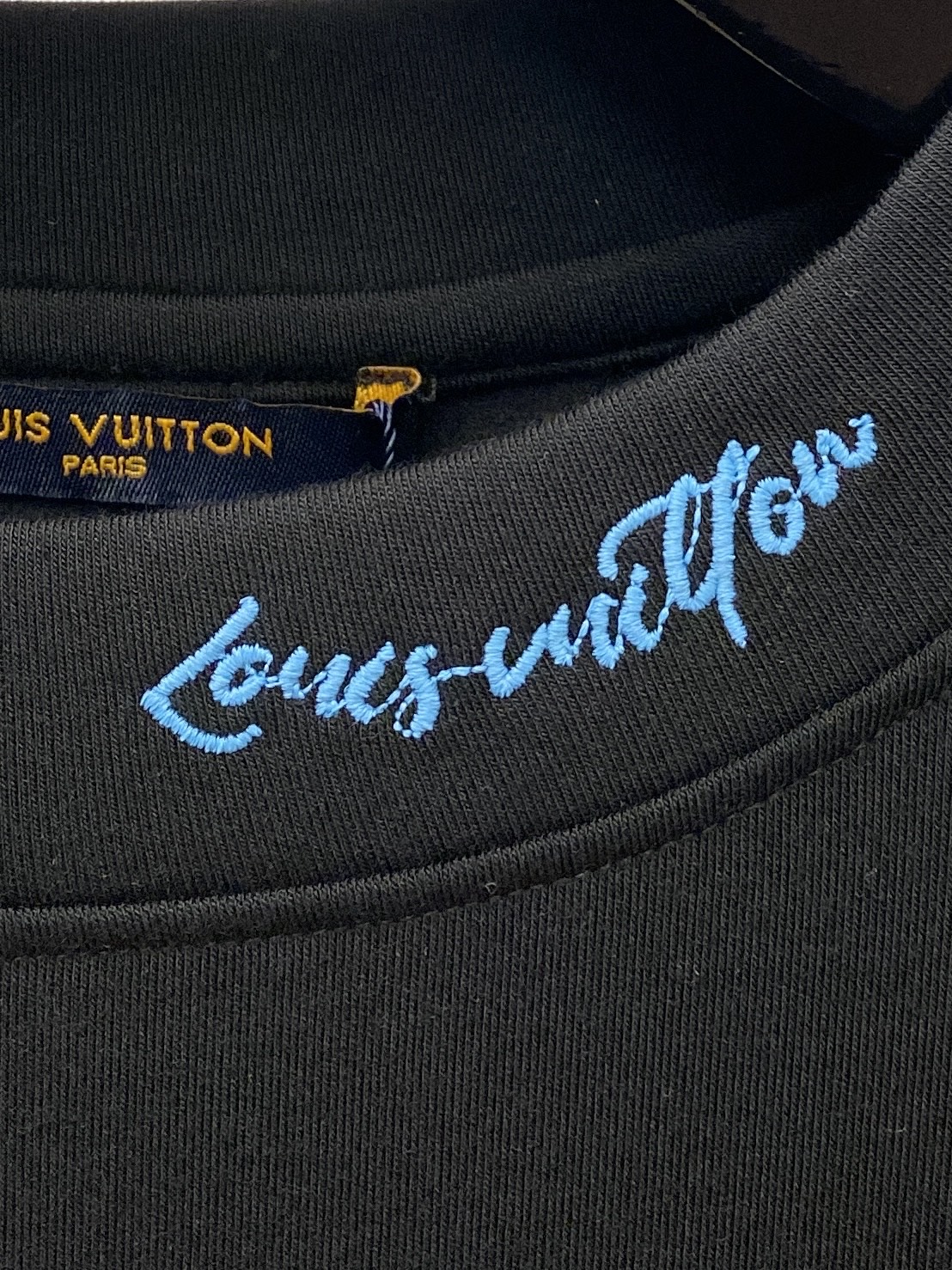 路易威登、2025新品长袖卫衣，帅气时尚，胸前精致刺绣字母logo，简约百搭款。面料棉 不仅挺括，保持潮