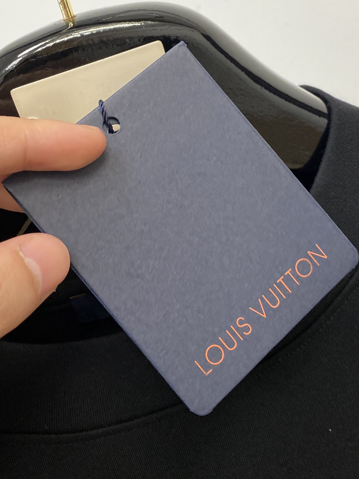 路易威登、2025新品长袖卫衣，帅气时尚，胸前精致刺绣字母logo，简约百搭款。面料棉 不仅挺括，保持潮