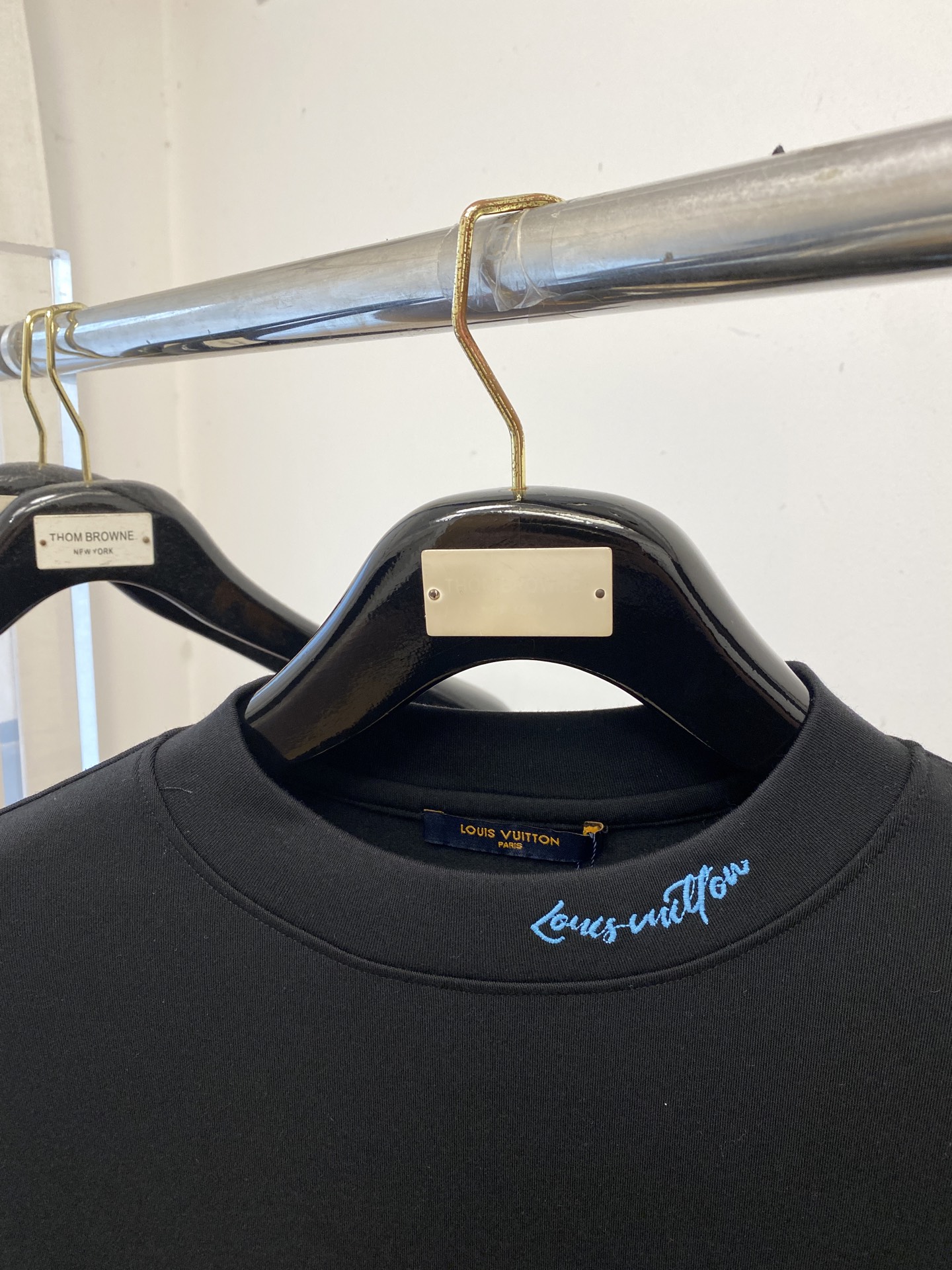 路易威登、2025新品长袖卫衣，帅气时尚，胸前精致刺绣字母logo，简约百搭款。面料棉 不仅挺括，保持潮