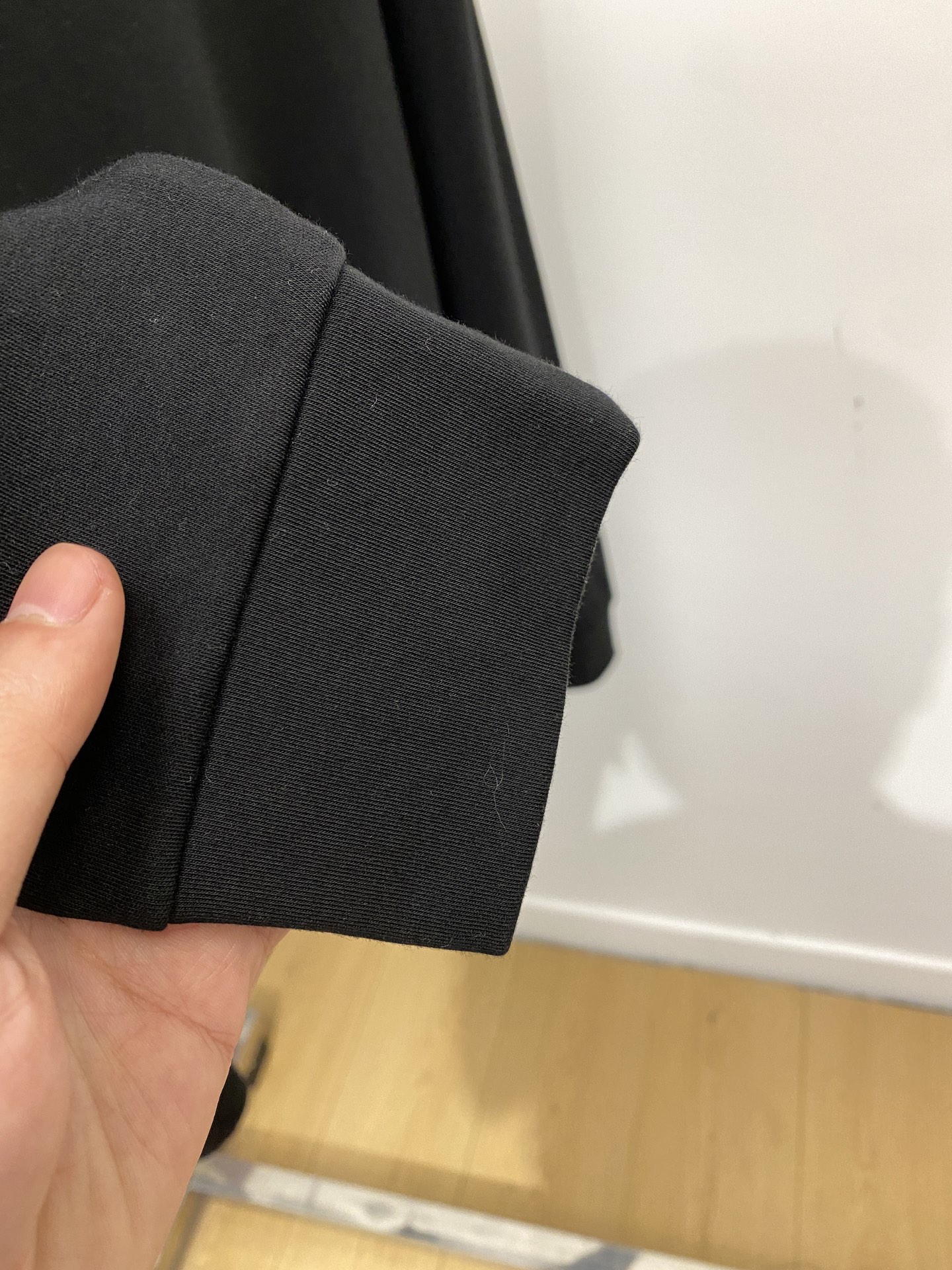 路易威登、2025新品长袖卫衣，帅气时尚，胸前精致刺绣字母logo，简约百搭款。面料棉 不仅挺括，保持潮