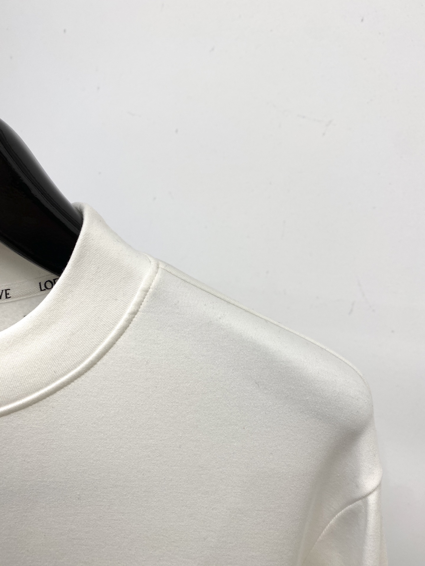 罗意威、2025新品长袖卫衣，帅气时尚，胸前精致刺绣图案字母logo，简约百搭款。面料棉 不仅挺括，保持