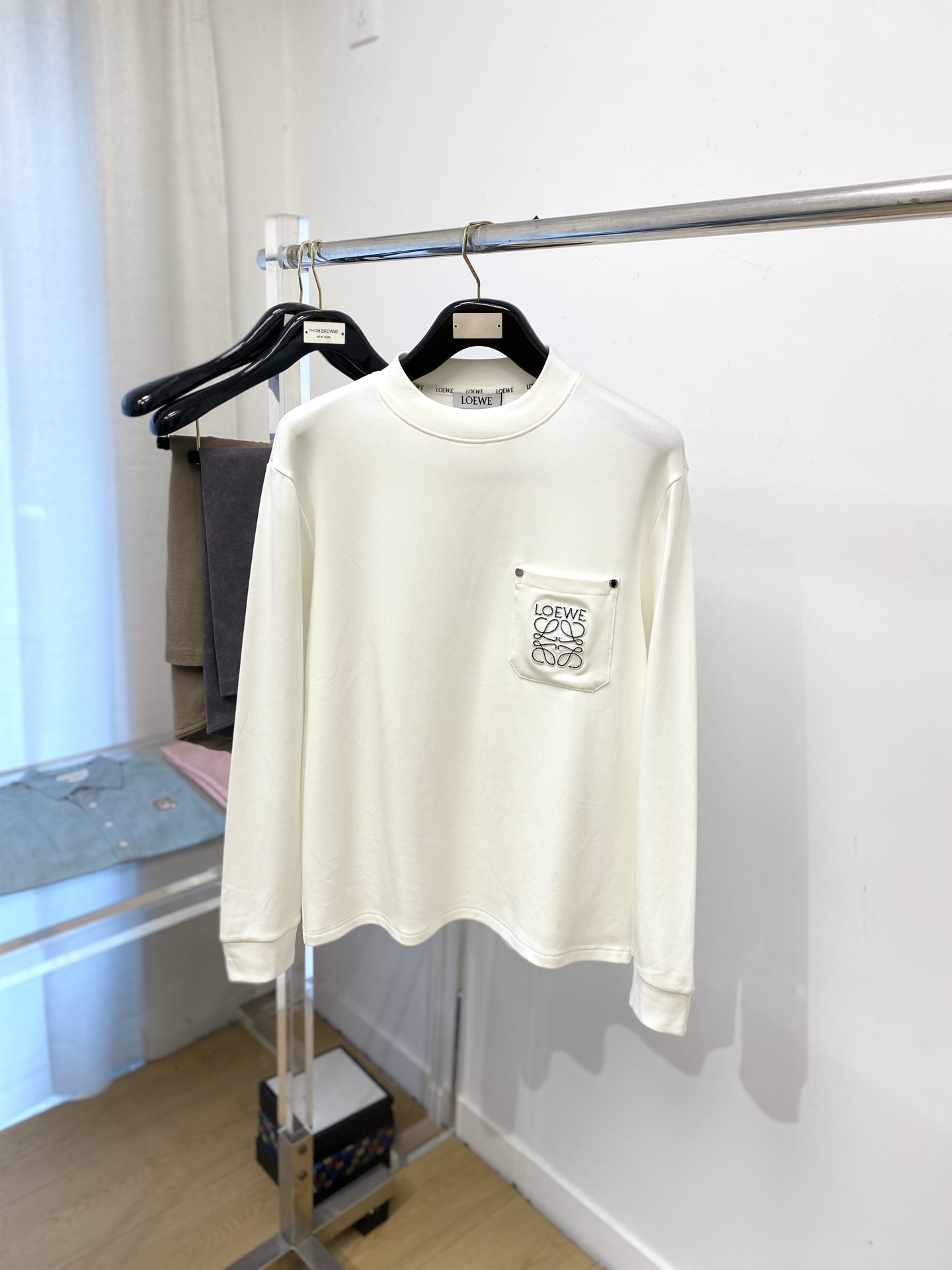 罗意威、2025新品长袖卫衣，帅气时尚，胸前精致刺绣图案字母logo，简约百搭款。面料棉 不仅挺括，保持