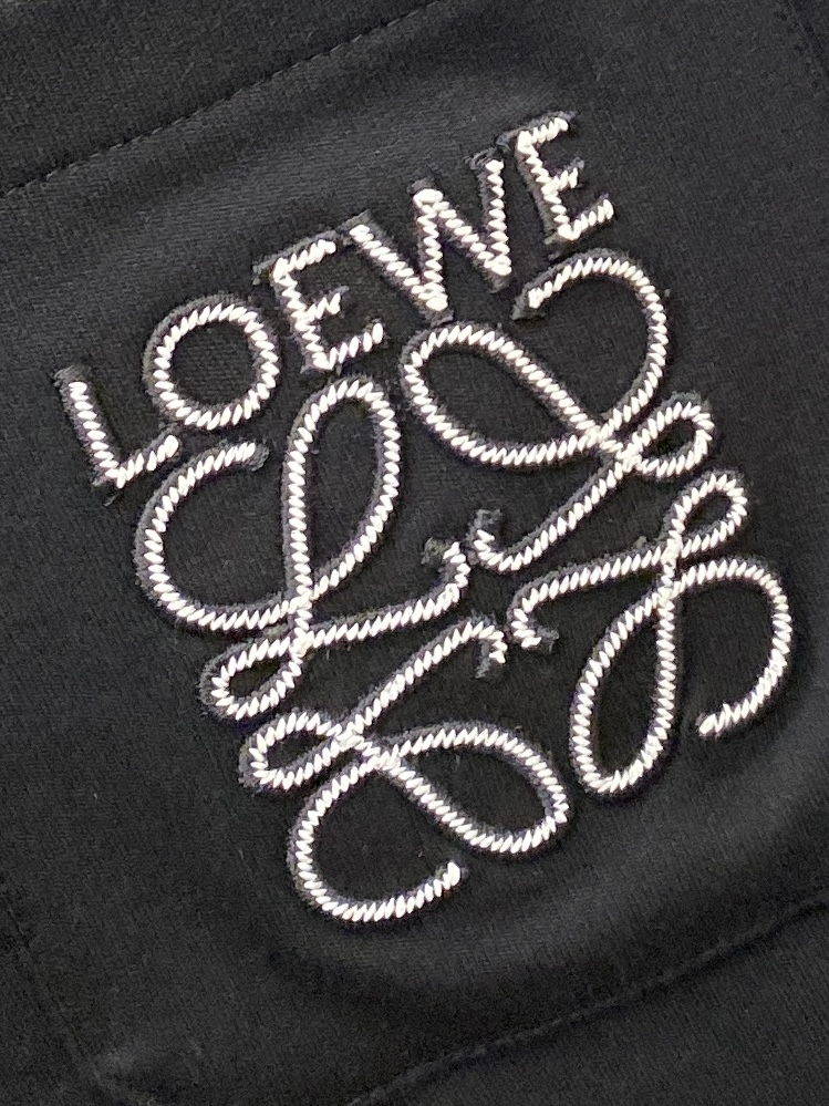 罗意威、2025新品长袖卫衣，帅气时尚，胸前精致刺绣图案字母logo，简约百搭款。面料棉 不仅挺括，保持