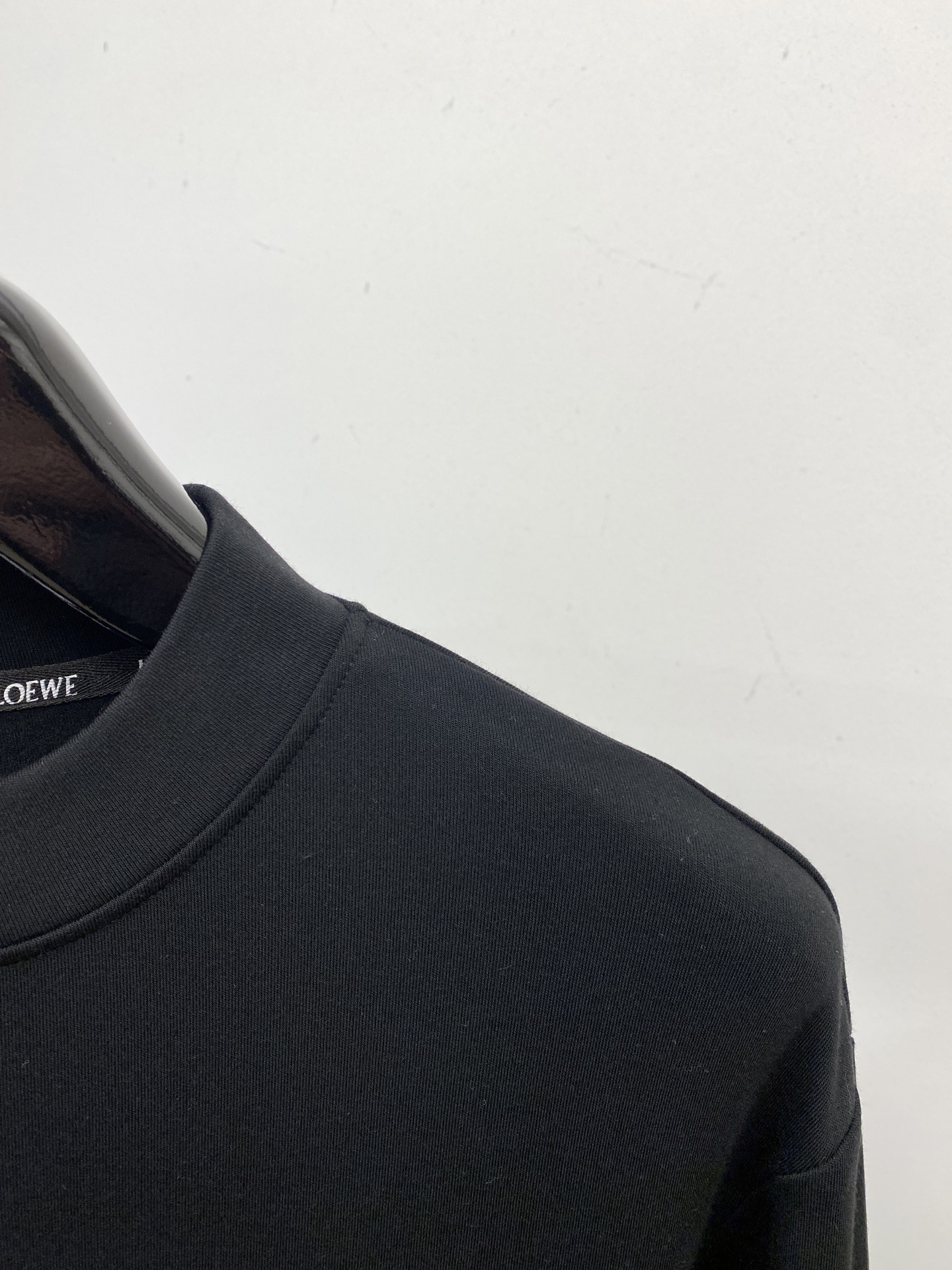 罗意威、2025新品长袖卫衣，帅气时尚，胸前精致刺绣图案字母logo，简约百搭款。面料棉 不仅挺括，保持