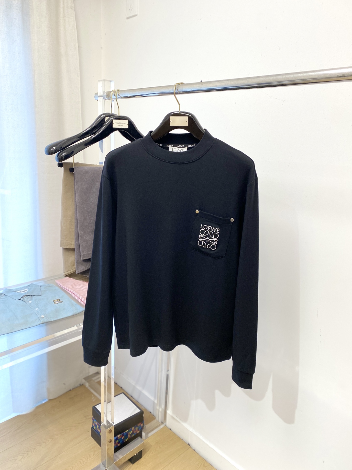 罗意威、2025新品长袖卫衣，帅气时尚，胸前精致刺绣图案字母logo，简约百搭款。面料棉 不仅挺括，保持