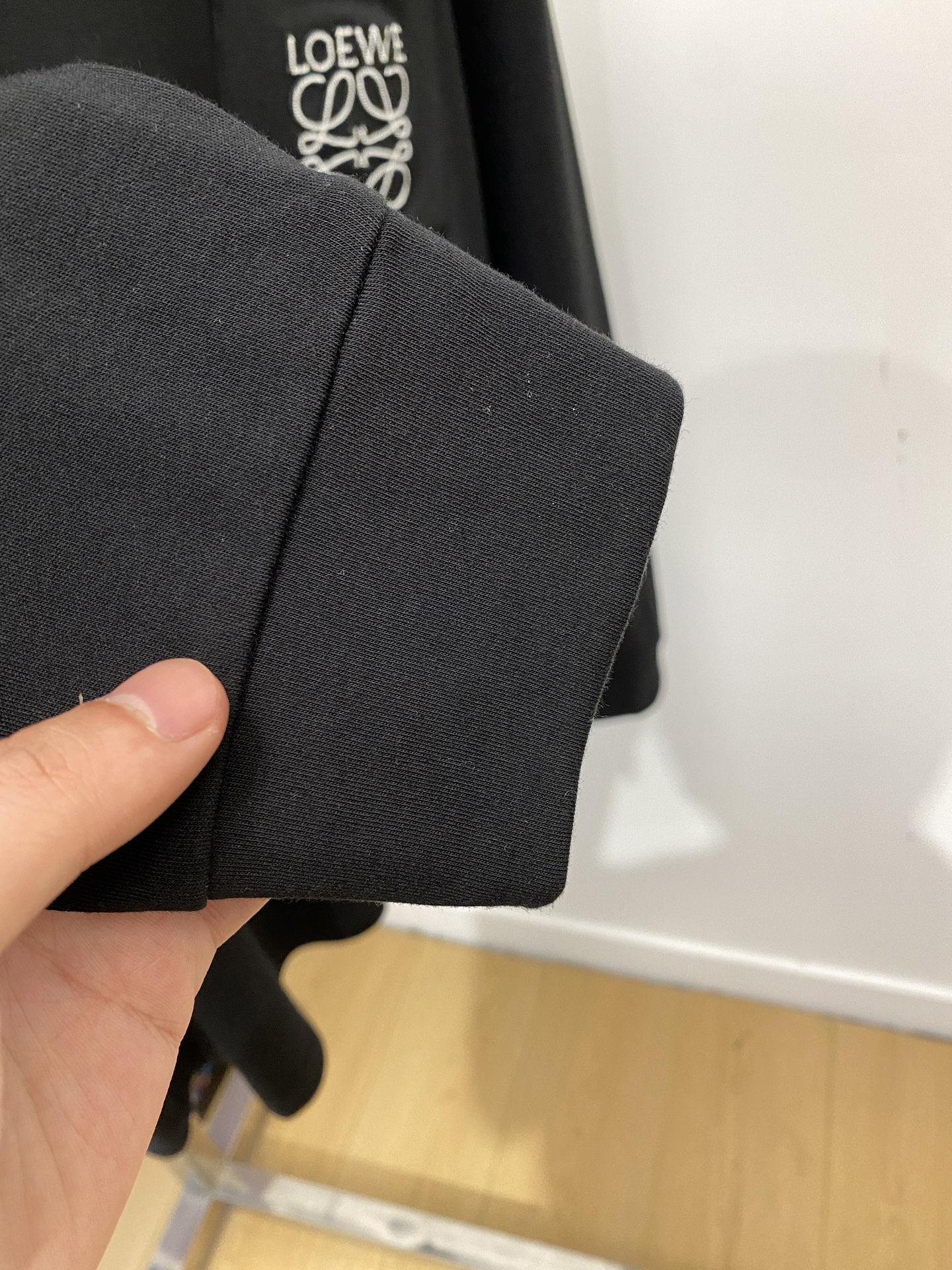 罗意威、2025新品长袖卫衣，帅气时尚，胸前精致刺绣图案字母logo，简约百搭款。面料棉 不仅挺括，保持