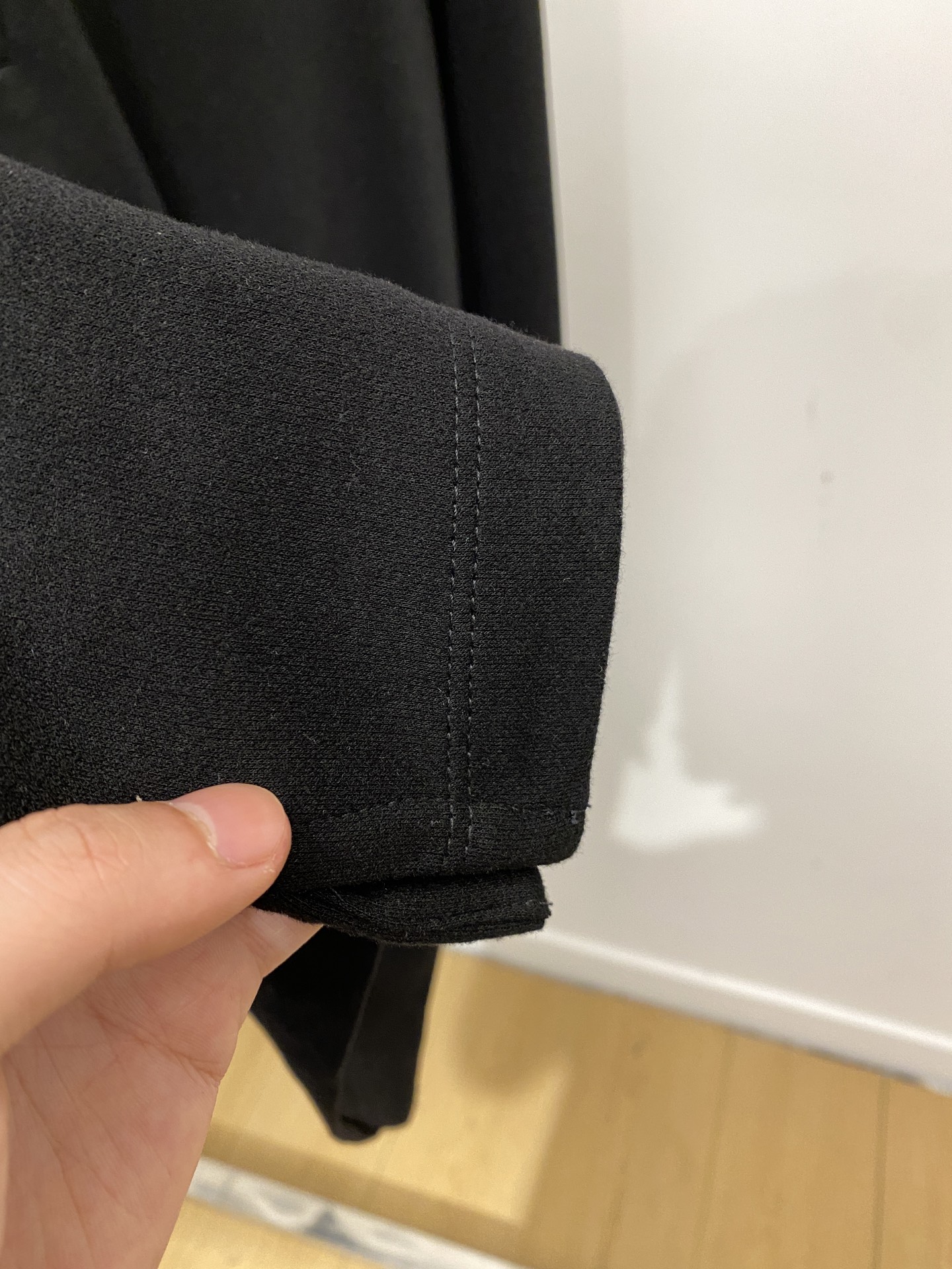 杰尼亚、2025新品长袖卫衣，帅气时尚，简约百搭款。面料棉 不仅挺括，保持潮流的廓形，又穿着舒适，纱织更