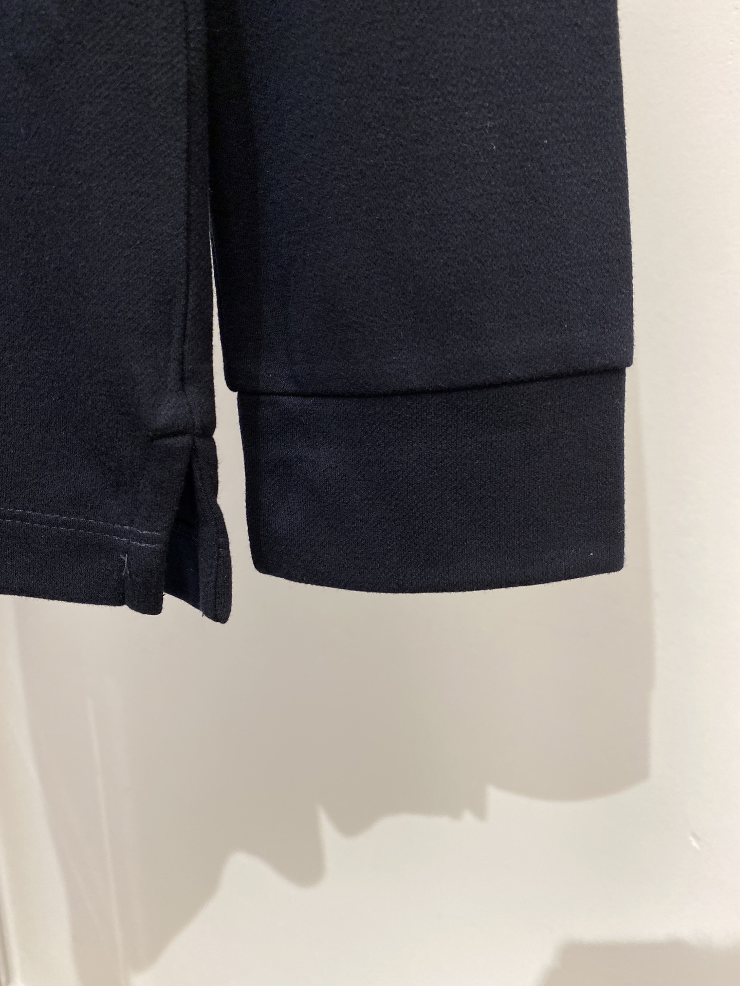 杰尼亚、2025新品长袖卫衣，帅气时尚，简约百搭款。面料棉 不仅挺括，保持潮流的廓形，又穿着舒适，纱织更