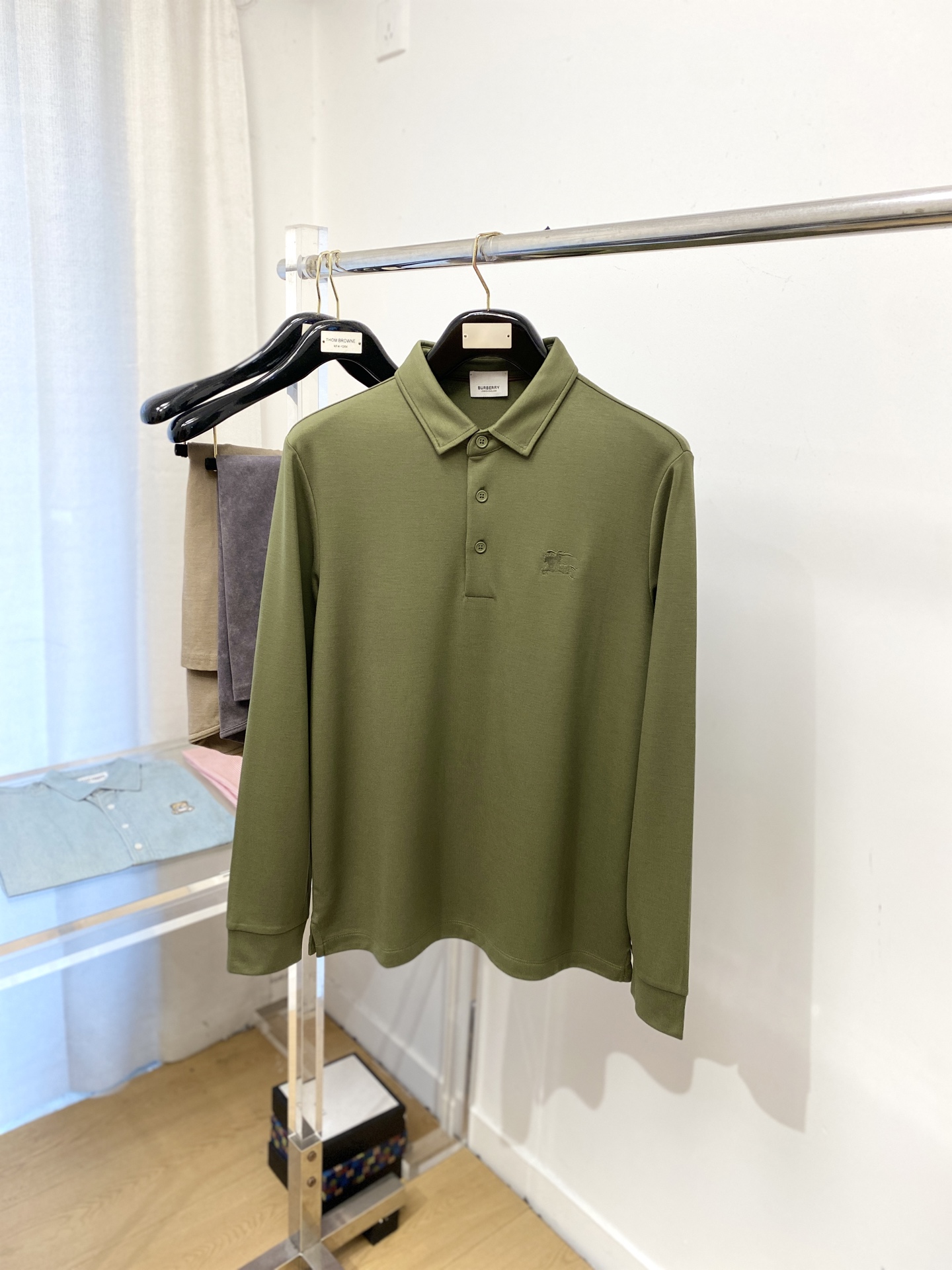 巴宝莉、2025新品长袖卫衣，帅气时尚，胸前精致刺绣图案logo，简约百搭款。面料棉 不仅挺括，保持潮流