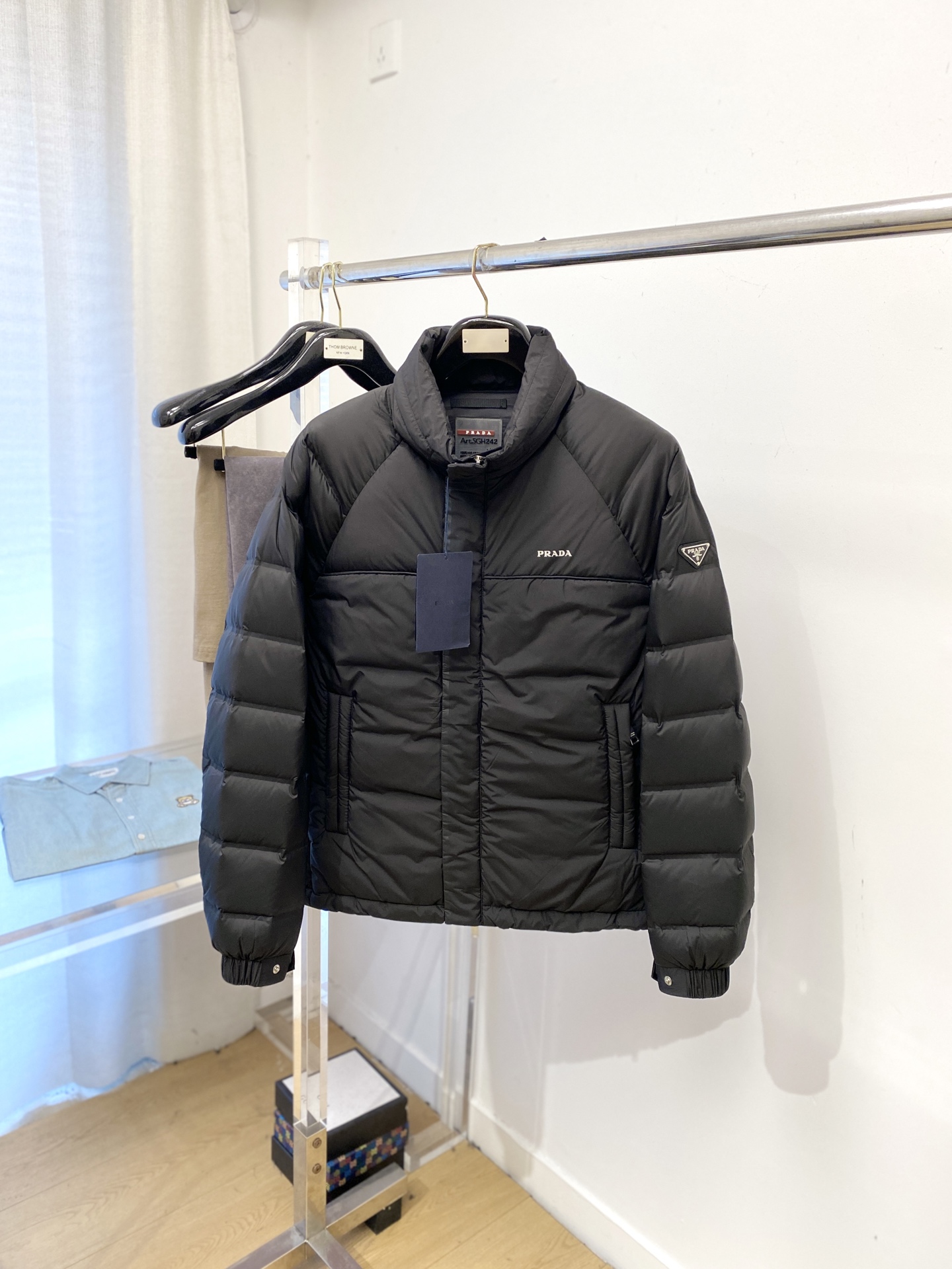 NO:601123,Prada, the latest 2025 men's lightweight down vest, the fabric is soft and comfortable.  The upper body shape is awesome.  zipper.  The accessories are all custom-supplied and imported fabrics, which are light and comfortable, warm and stylish, simple and elegant!  Lightweight and warm, the best choice to keep out the cold in autumn and winter. Size M-3XL, prada, down jacket, alexander wang19860909普拉达、2025最新款男士轻薄羽绒马甲、面料柔软舒适 ．上身版型超赞 ．拉链．辅料都是客供 、进口面料,轻便舒适,保暖有型、简单大方款式！轻便保暖、秋冬御寒的最佳选择 码数M-3XL,,prada,down jacket,alexander wang,Men's clothing