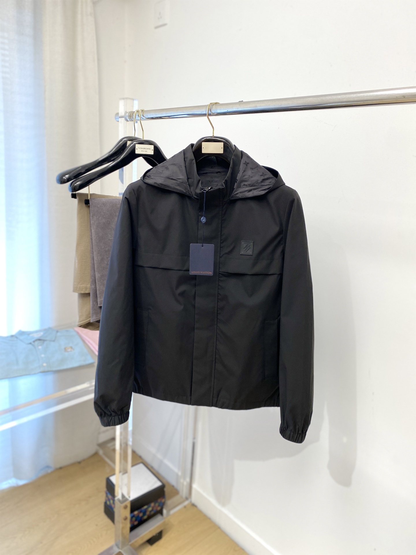 NO:595086,Louis Vuitton, 2025 new product, reversible jacket, fashionable and handsome, simple and versatile, embroidered letter logo on the chest, customized original fabric, not only stiff and maintain the trendy silhouette, but also comfortable to wear, the yarn is more delicate, size M-3XL,, louis vuitton, jackets & coats, jackets & coats, alexander wang19860909路易威登、2025新品双面穿夹克外套,时尚帅气,简约百搭款,胸前刺绣装饰字母logo,定制原版面料,不仅挺括,保持潮流的廓形,又穿着舒适,纱织更细腻,码数M-3XL,,louis vuitton,jackets & coats,jackets & coats,alexander wang,Men's clothing