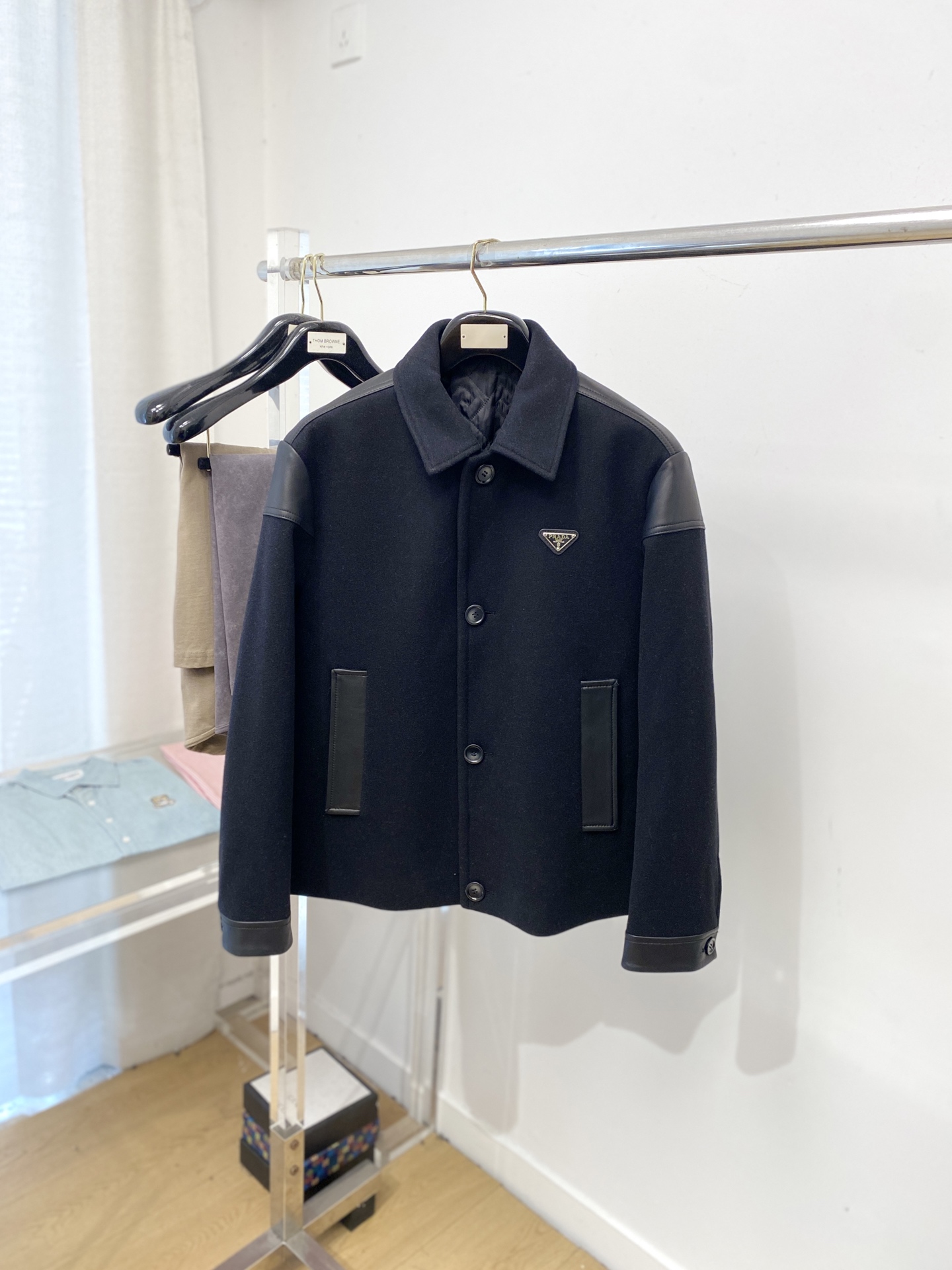 NO:597773,Prada, 2025 new jacket, fashionable and handsome, simple and versatile, hardware decorated with triangle logo on the chest, customized original fabric, not only stiff and keeping the trendy silhouette, but also comfortable to wear, the yarn is more delicate, size M-3XL,, prada,jackets & coats,jackets & coats,alexander wang19860909普拉达、2025新品夹克外套,时尚帅气,简约百搭款,胸前五金装饰三角标logo,定制原版面料,不仅挺括,保持潮流的廓形,又穿着舒适,纱织更细腻,码数M-3XL,,prada,jackets & coats,jackets & coats,alexander wang,Men's clothing