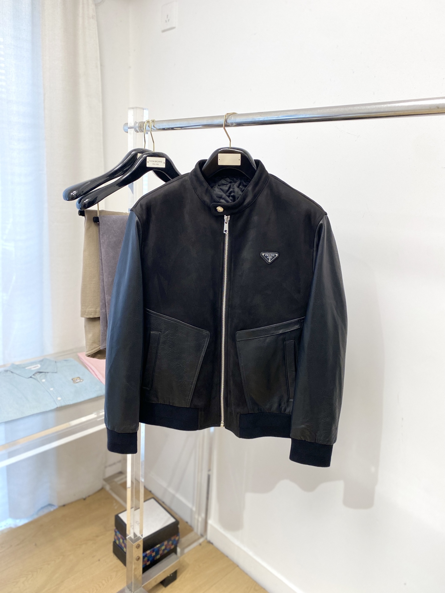 NO:606676,Prada, 2025 new pu leather spliced ​​jacket, fashionable and handsome, simple and versatile, hardware decorated with triangle logo on the chest, customized original fabric, not only stiff and keeping the trendy silhouette, but also comfortable to wear, the yarn is more delicate, size M-3XL,, prada, jackets & coats, jackets & coats, alexander wang19860909普拉达、2025新品pu皮拼接夹克外套,时尚帅气,简约百搭款,胸前五金装饰三角标logo,定制原版面料,不仅挺括,保持潮流的廓形,又穿着舒适,纱织更细腻,码数M-3XL,,prada,jackets & coats,jackets & coats,alexander wang,Men's clothing