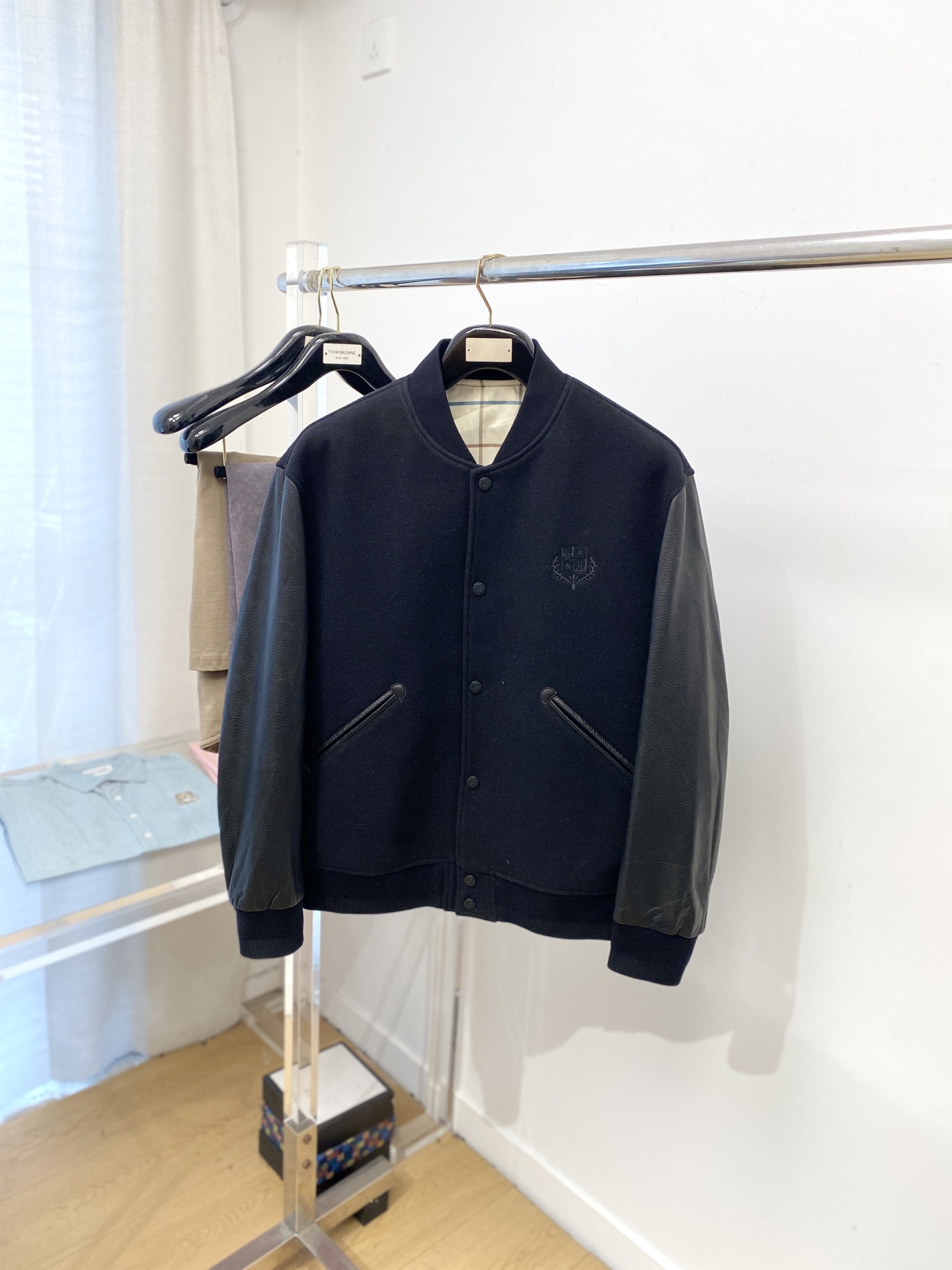 NO:597770,LP, 2025 new pu leather spliced ​​jacket, fashionable and handsome, simple and versatile, exquisite embroidered logo on the chest, customized original fabric, not only stiff and maintain the trendy silhouette, but also comfortable to wear, the yarn is more delicate, size M-3XL,,loro piana,jackets & coats,jackets & coats,alexander wang19860909LP、2025新品pu皮拼接夹克外套,时尚帅气,简约百搭款,胸前精致刺绣图案logo,定制原版面料,不仅挺括,保持潮流的廓形,又穿着舒适,纱织更细腻,码数M-3XL,,loro piana,jackets & coats,jackets & coats,alexander wang,Men's clothing