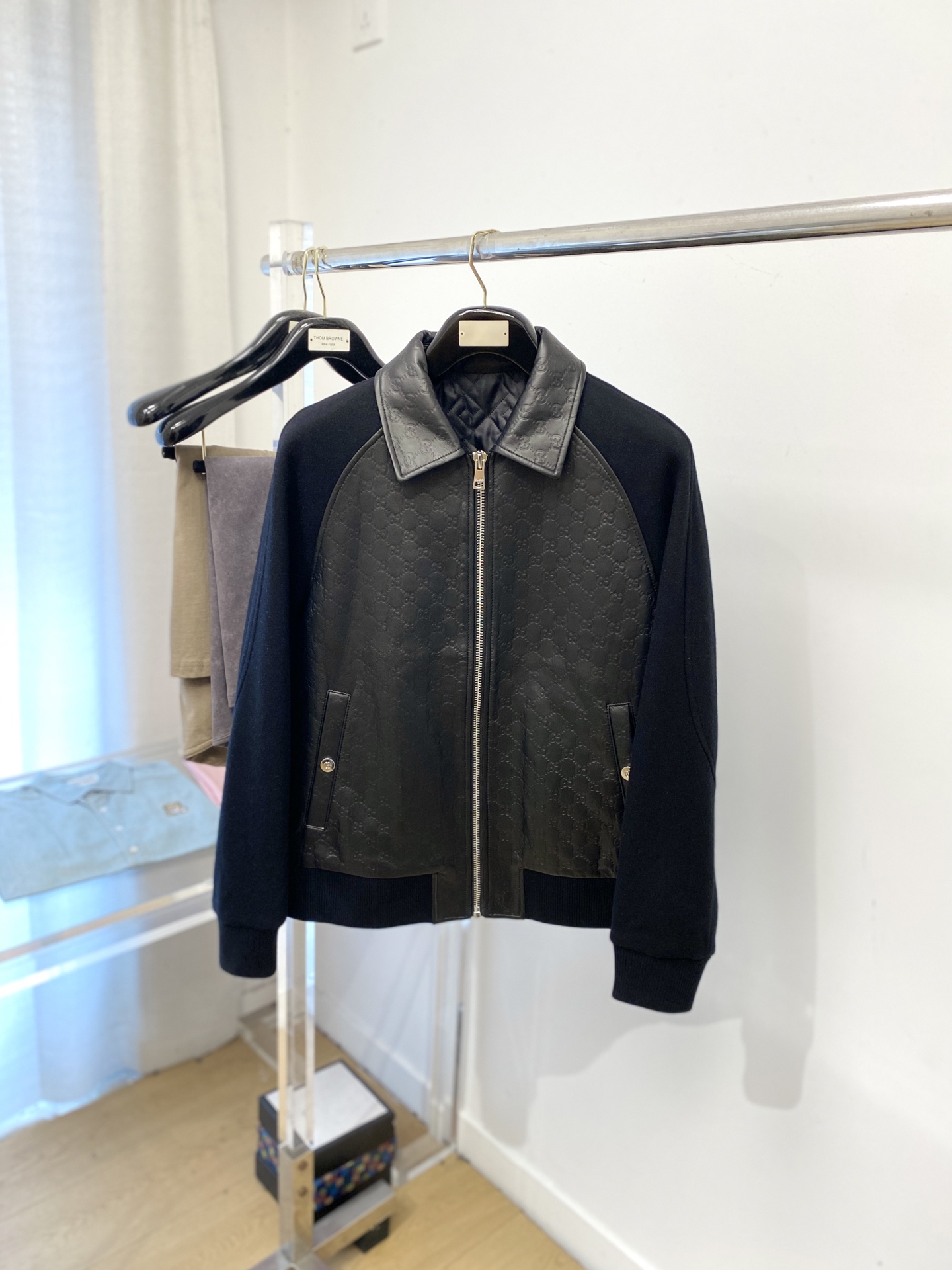 NO:606667,Prada, 2025 new pu leather spliced ​​jacket, fashionable and handsome, simple and versatile, original hardware accessories logo, customized original fabric, not only crisp and trendy silhouette, but also comfortable to wear, more delicate yarn weaving, size M-3XL,, prada, jackets & coats, jackets & coats, alexander wang19860909普拉达、2025新品pu皮拼接夹克外套,时尚帅气,简约百搭款,原版五金辅料logo,定制原版面料,不仅挺括,保持潮流的廓形,又穿着舒适,纱织更细腻,码数M-3XL,,prada,jackets & coats,jackets & coats,alexander wang,Men's clothing