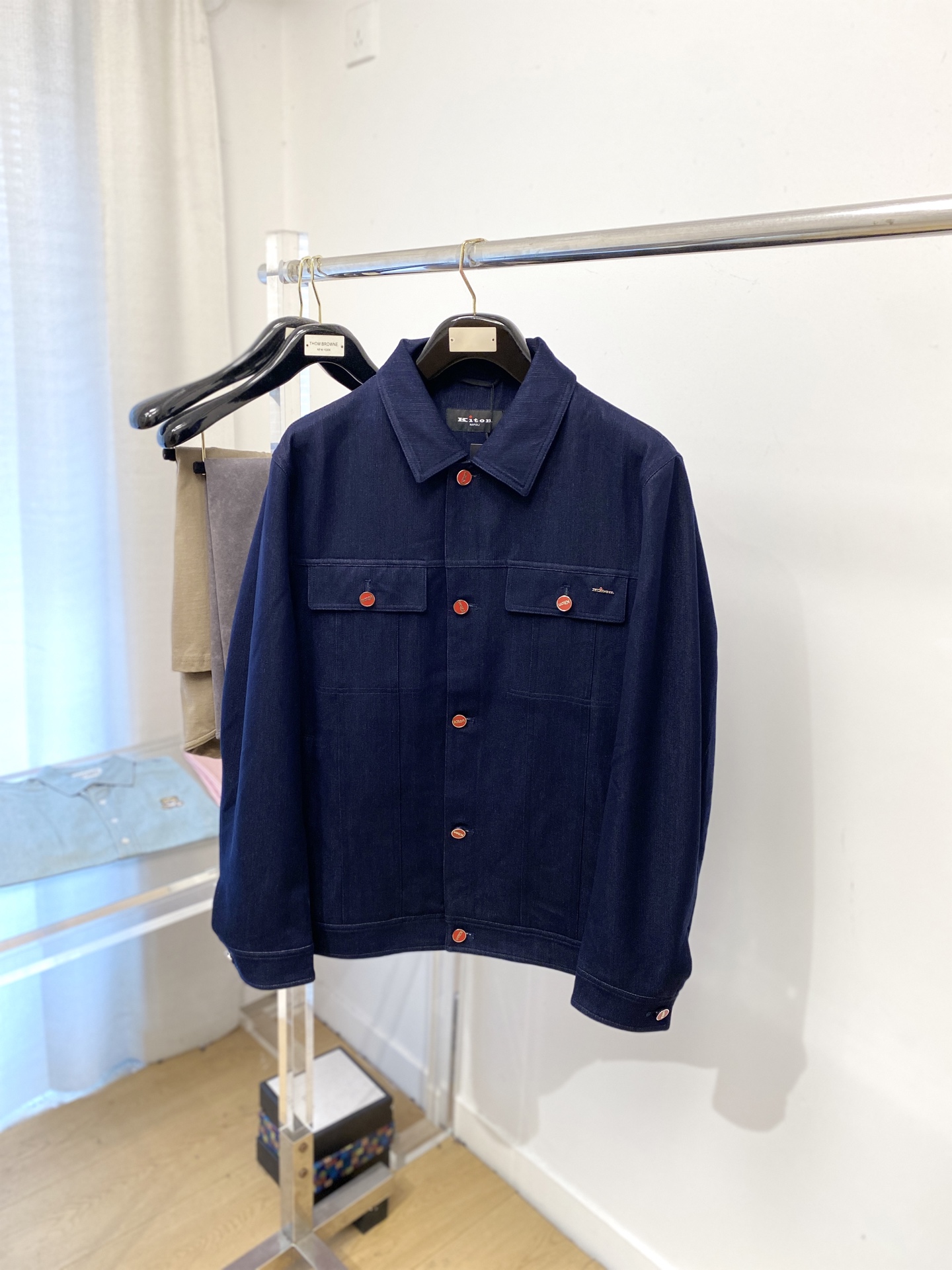 NO:601151,Kiton, 2025 new jacket denim jacket, fashionable and handsome, simple and versatile, hardware decorated with letter logo on the chest, customized original fabric, not only stiff and maintain the trendy silhouette, but also comfortable to wear, the yarn is more delicate, size M-3XL,,jackets & coats,jackets & coats,alexander wang19860909Kiton、2025新品夹克牛仔外套,时尚帅气,简约百搭款,胸前五金装饰字母logo,定制原版面料,不仅挺括,保持潮流的廓形,又穿着舒适,纱织更细腻,码数M-3XL,,jackets & coats,jackets & coats,alexander wang,Men's clothing