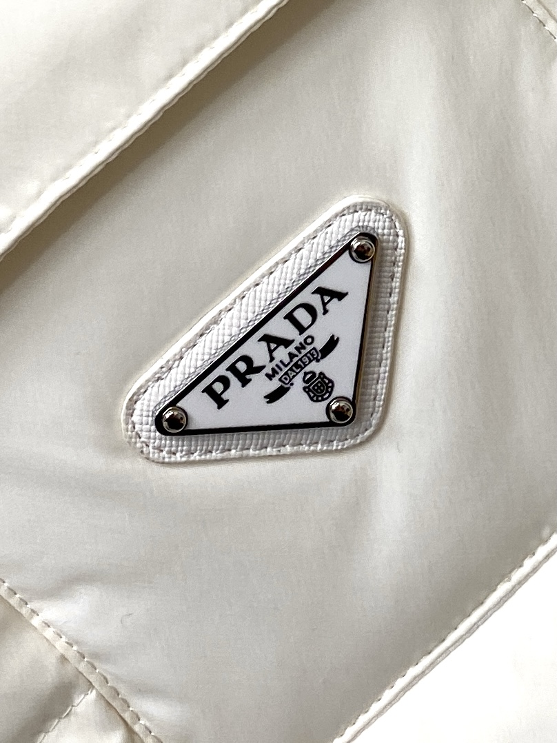 普拉达、2025最新款男士轻薄羽绒马甲、面料柔软舒适 ．上身版型超赞 ．拉链．辅料都是客供 、进口面料，