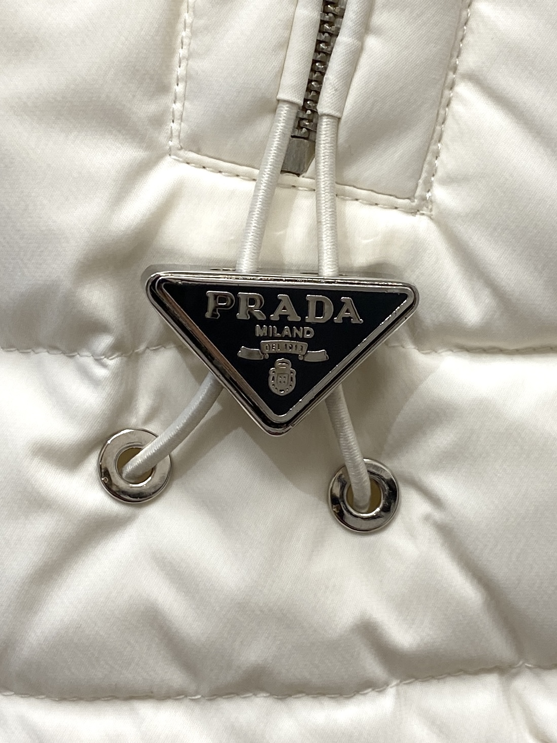 普拉达、2025最新款男士轻薄羽绒马甲、面料柔软舒适 ．上身版型超赞 ．拉链．辅料都是客供 、进口面料，