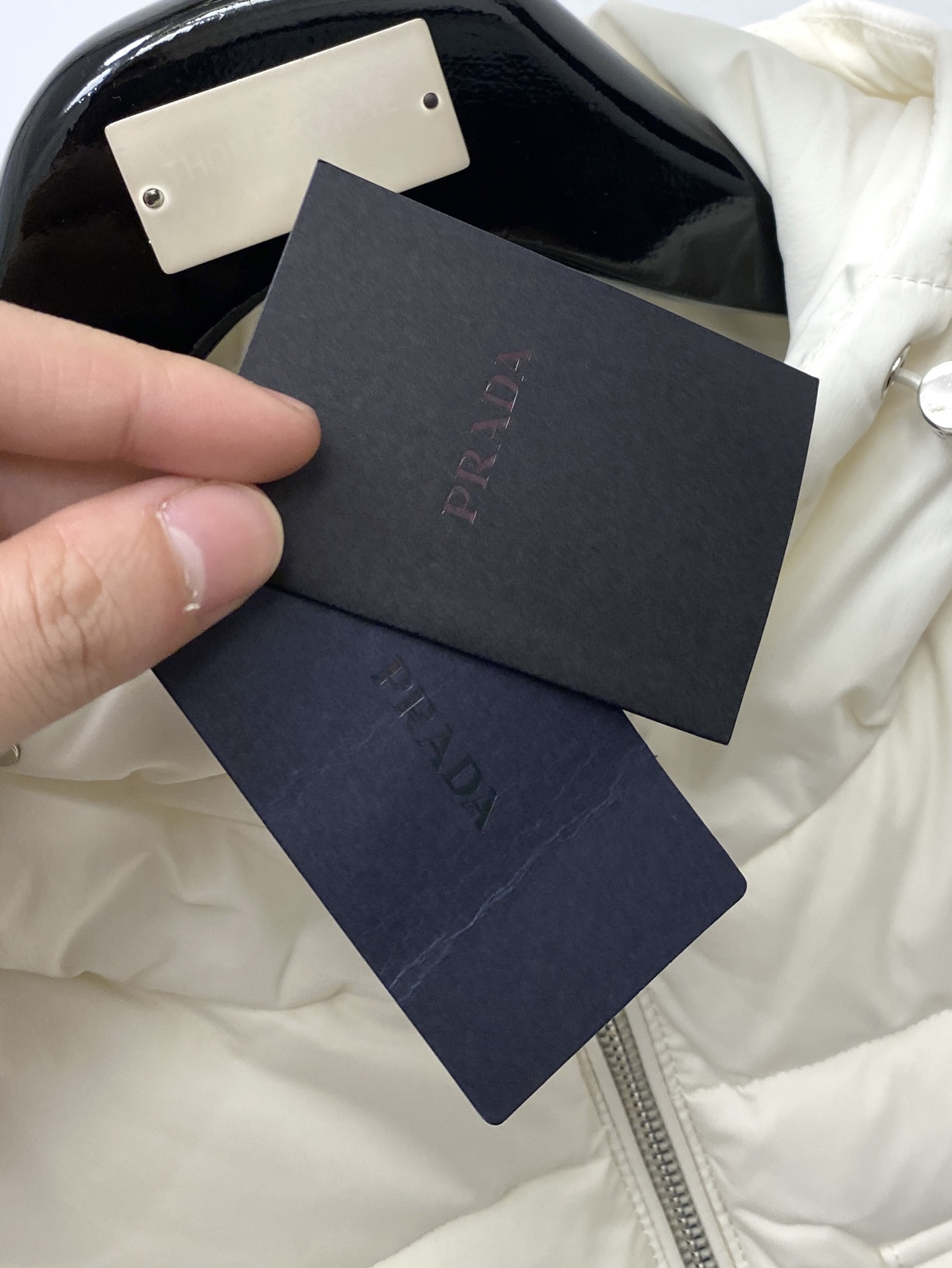 普拉达、2025最新款男士轻薄羽绒马甲、面料柔软舒适 ．上身版型超赞 ．拉链．辅料都是客供 、进口面料，