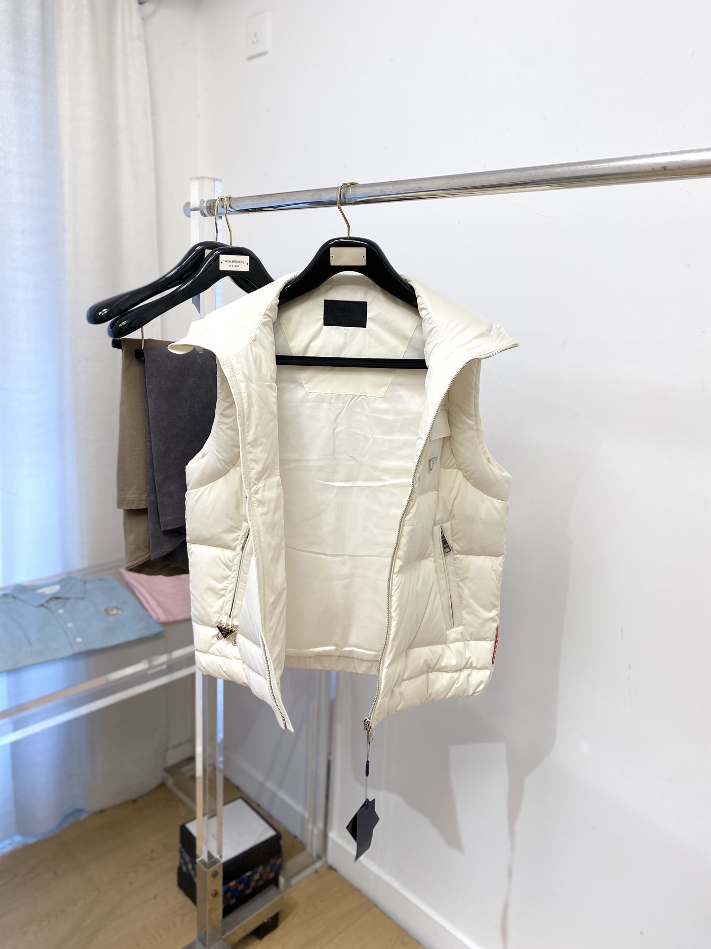 普拉达、2025最新款男士轻薄羽绒马甲、面料柔软舒适 ．上身版型超赞 ．拉链．辅料都是客供 、进口面料，