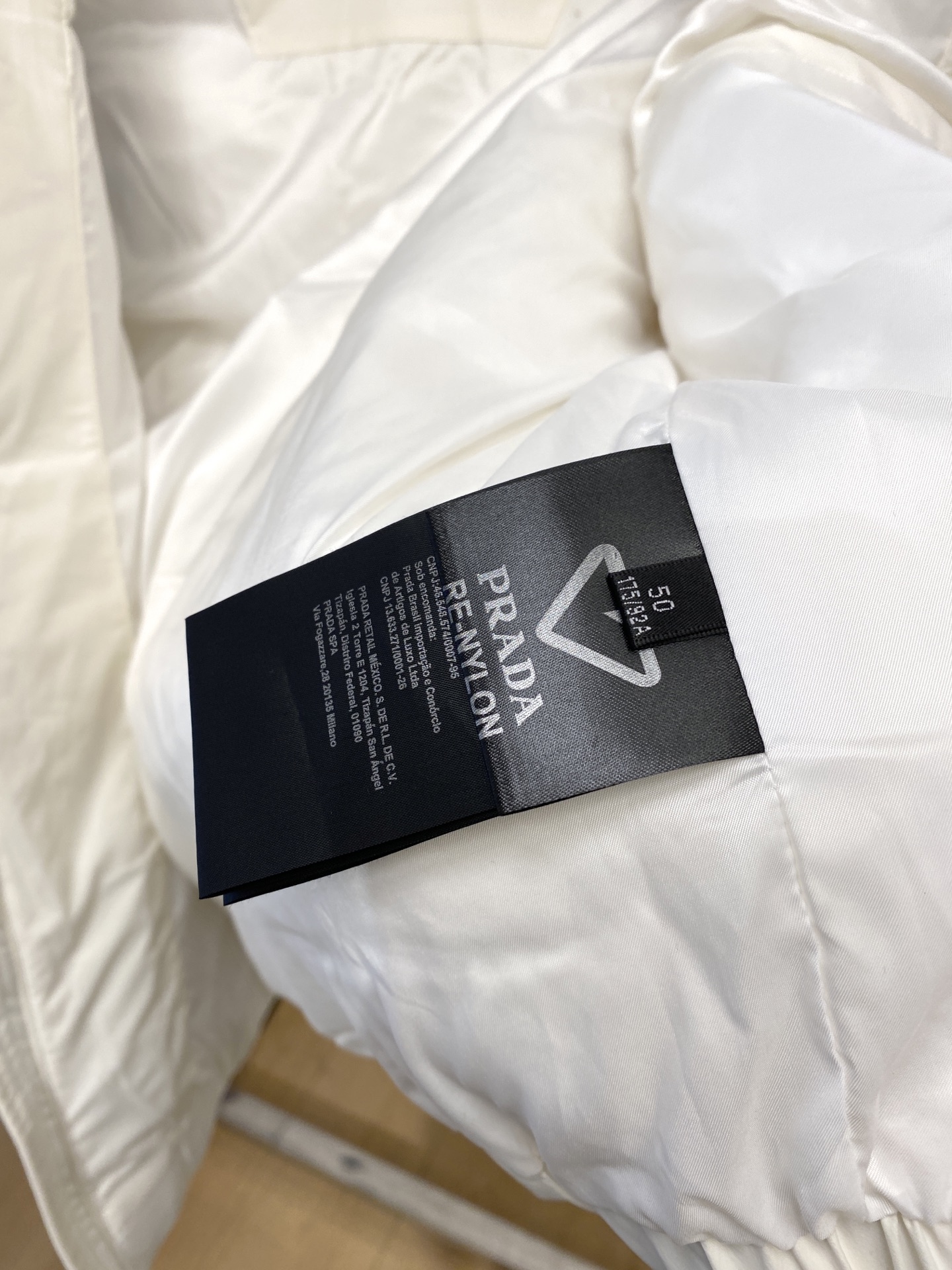 普拉达、2025最新款男士轻薄羽绒马甲、面料柔软舒适 ．上身版型超赞 ．拉链．辅料都是客供 、进口面料，