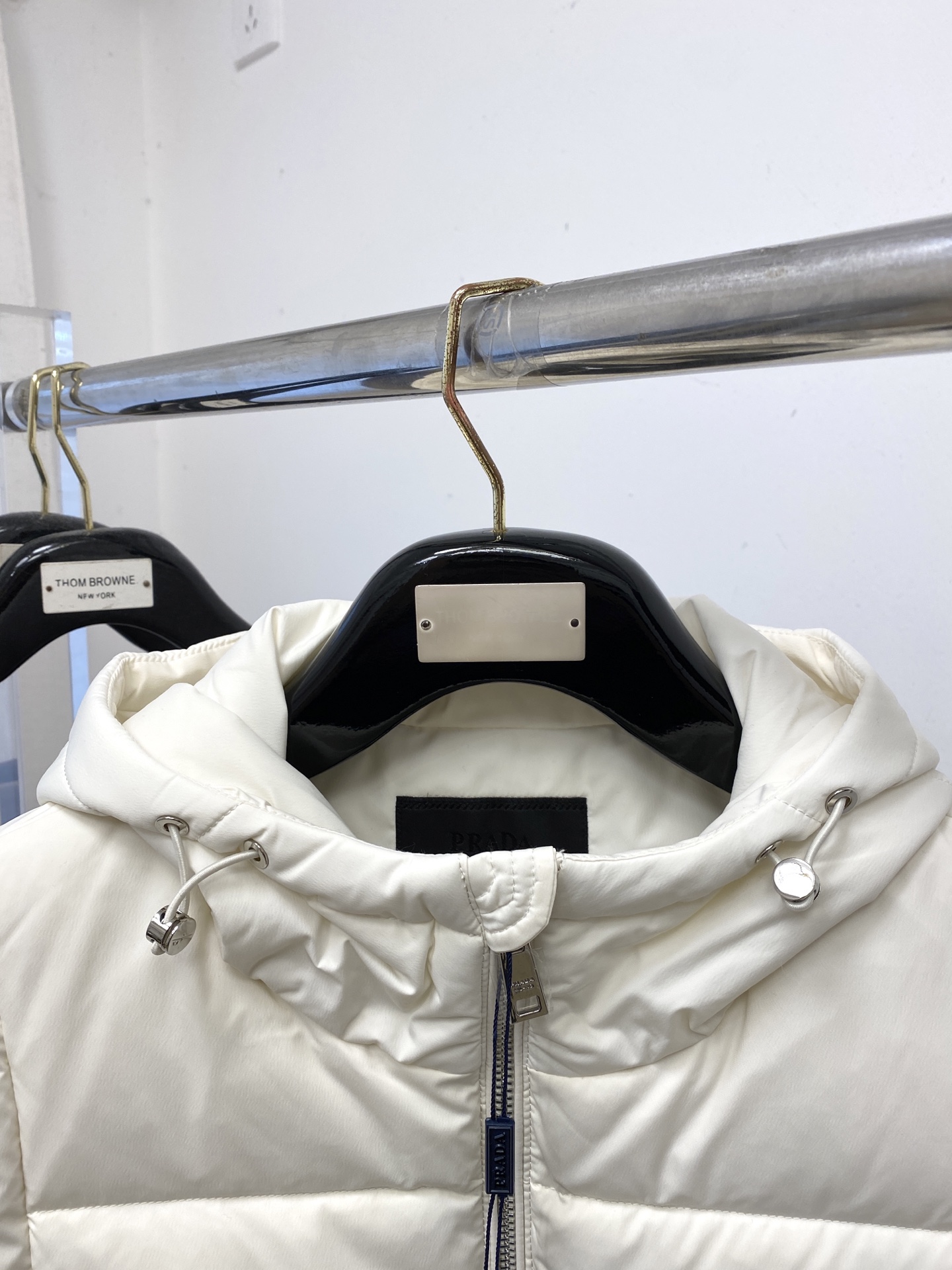 普拉达、2025最新款男士轻薄羽绒马甲、面料柔软舒适 ．上身版型超赞 ．拉链．辅料都是客供 、进口面料，