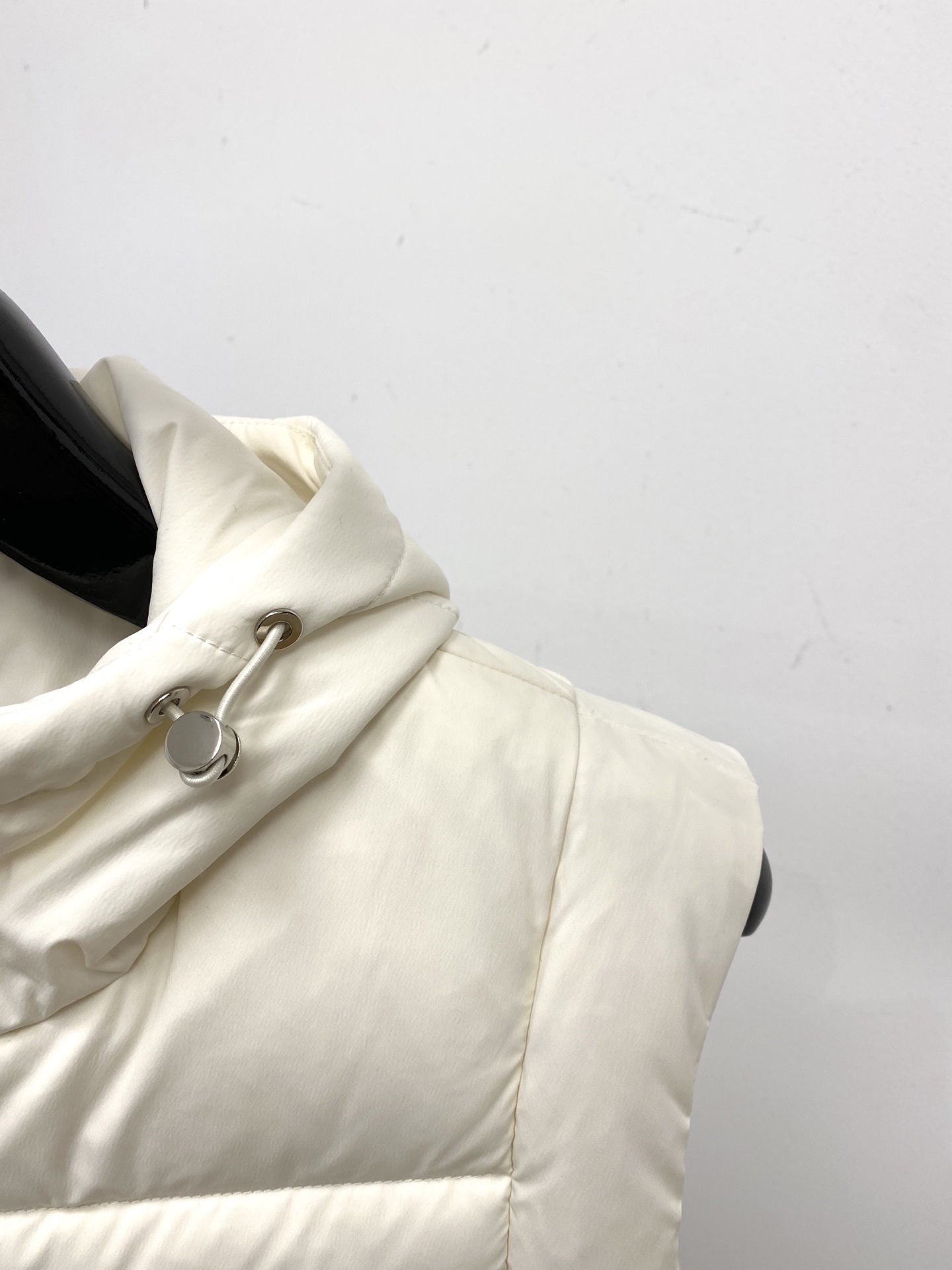 普拉达、2025最新款男士轻薄羽绒马甲、面料柔软舒适 ．上身版型超赞 ．拉链．辅料都是客供 、进口面料，