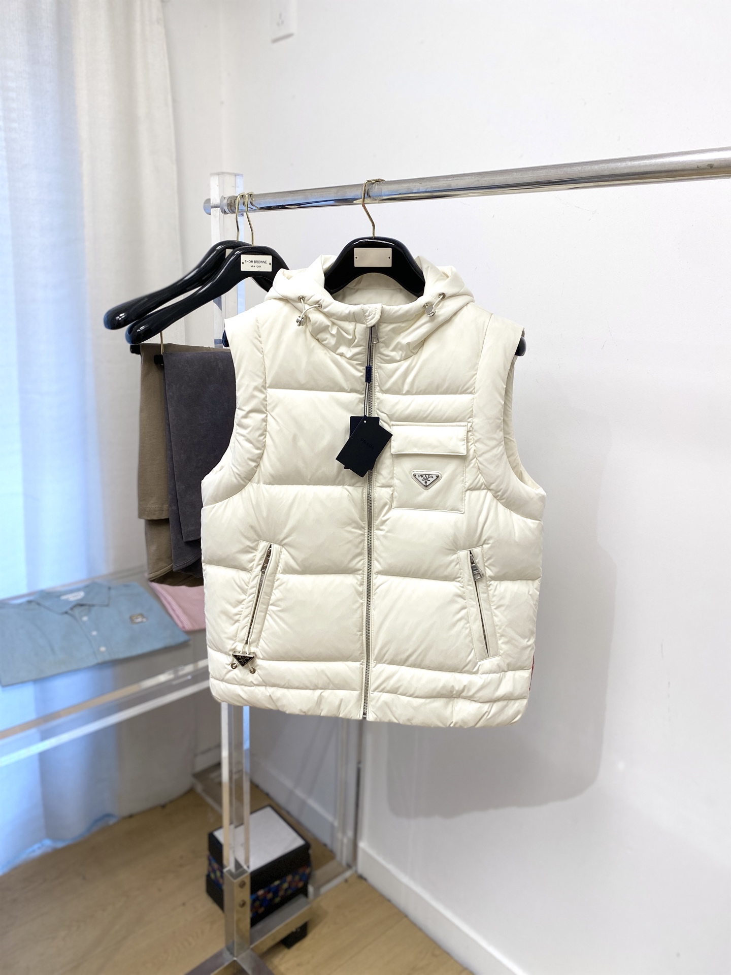 普拉达、2025最新款男士轻薄羽绒马甲、面料柔软舒适 ．上身版型超赞 ．拉链．辅料都是客供 、进口面料，
