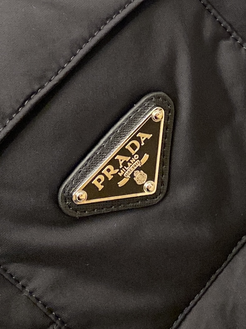 普拉达、2025最新款男士轻薄羽绒马甲、面料柔软舒适 ．上身版型超赞 ．拉链．辅料都是客供 、进口面料，