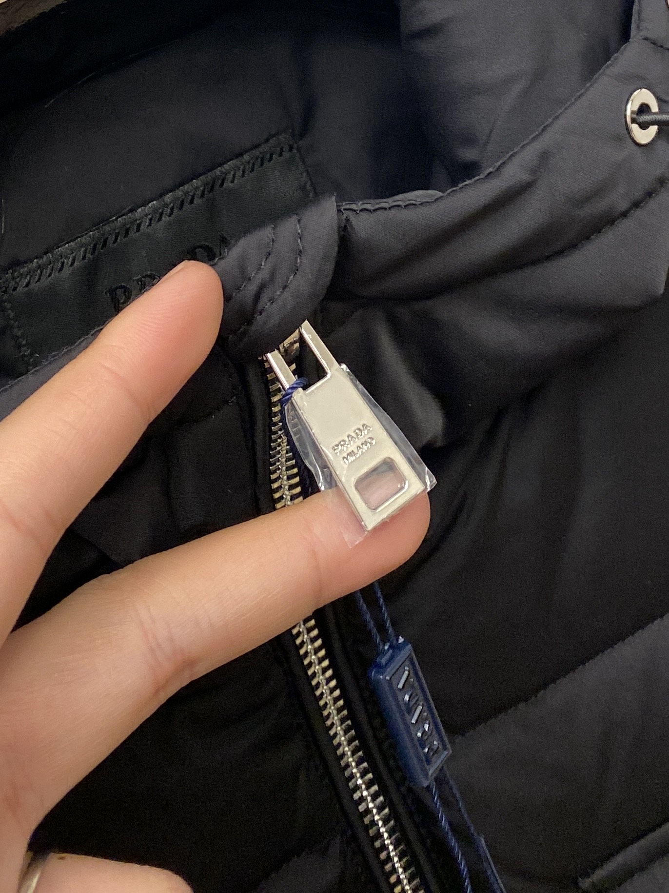 普拉达、2025最新款男士轻薄羽绒马甲、面料柔软舒适 ．上身版型超赞 ．拉链．辅料都是客供 、进口面料，