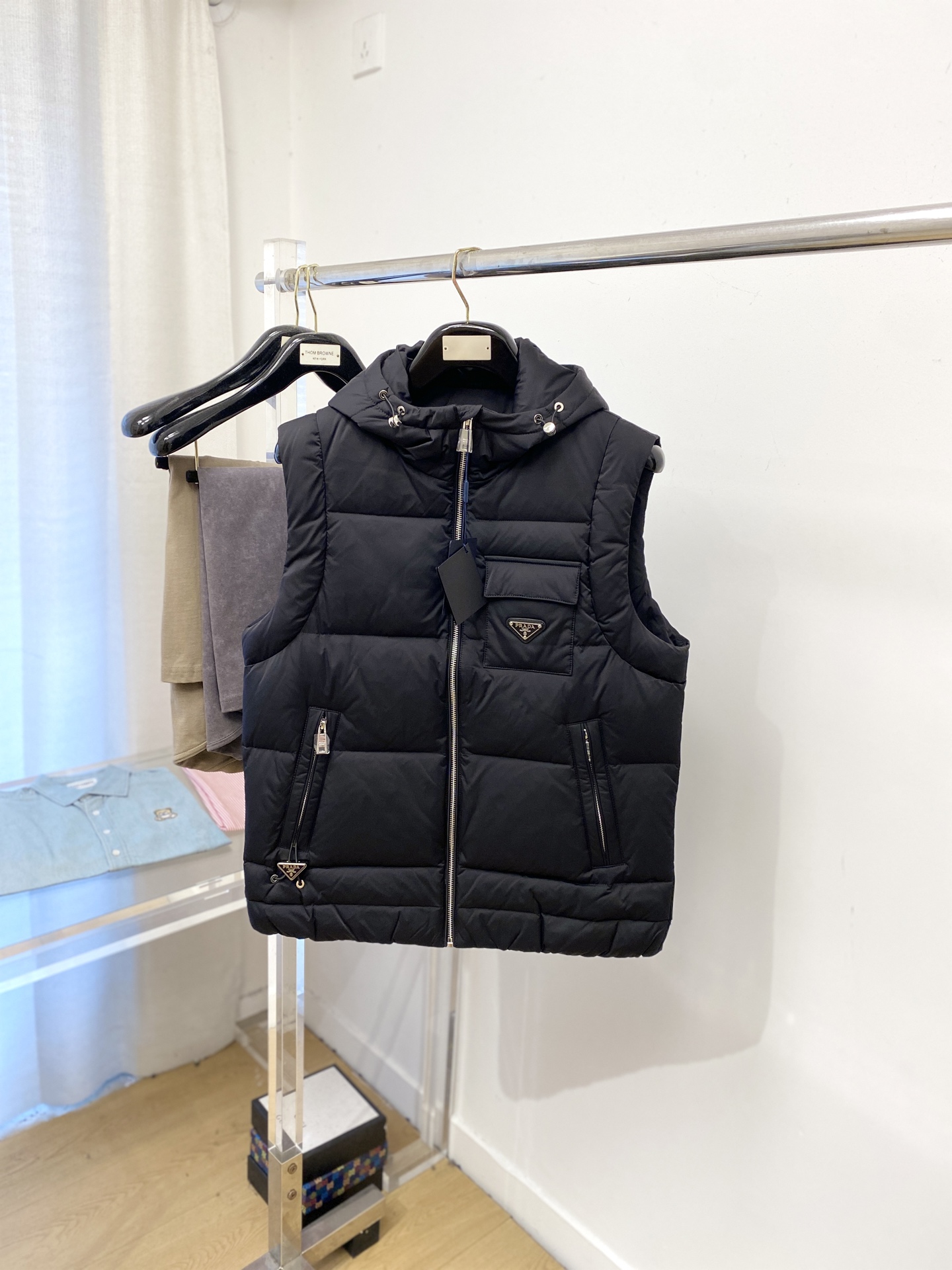 普拉达、2025最新款男士轻薄羽绒马甲、面料柔软舒适 ．上身版型超赞 ．拉链．辅料都是客供 、进口面料，