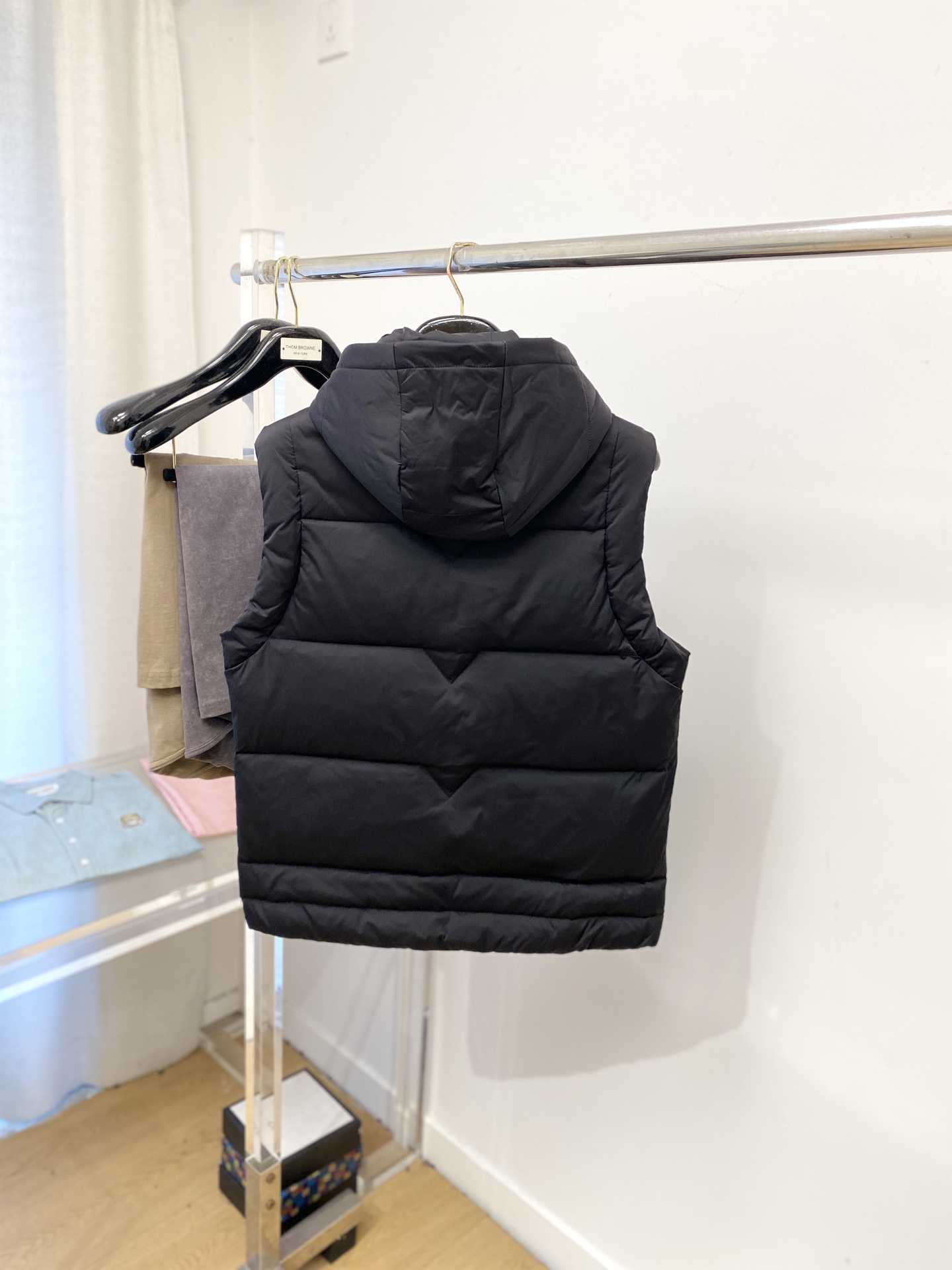 普拉达、2025最新款男士轻薄羽绒马甲、面料柔软舒适 ．上身版型超赞 ．拉链．辅料都是客供 、进口面料，