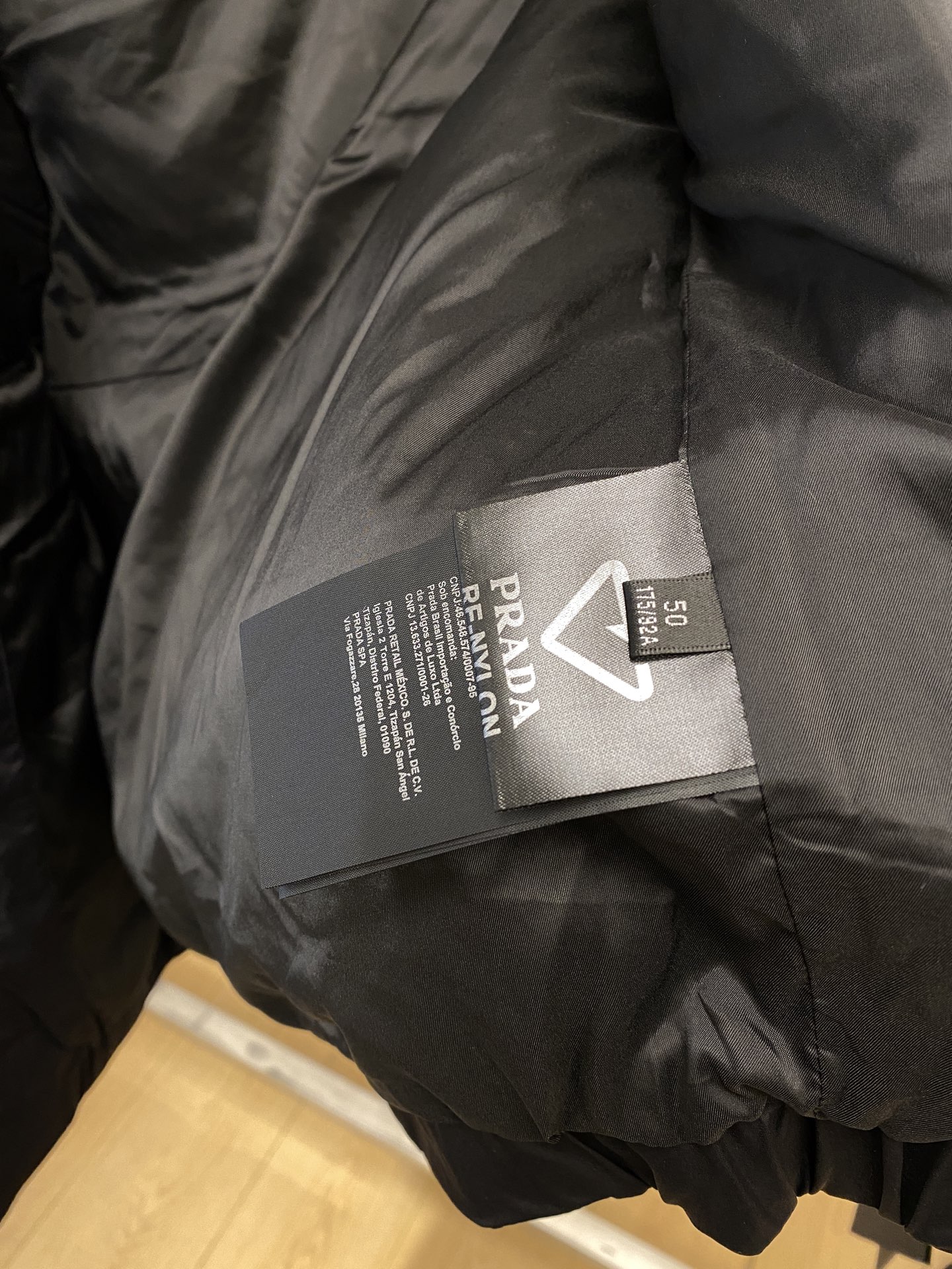 普拉达、2025最新款男士轻薄羽绒马甲、面料柔软舒适 ．上身版型超赞 ．拉链．辅料都是客供 、进口面料，