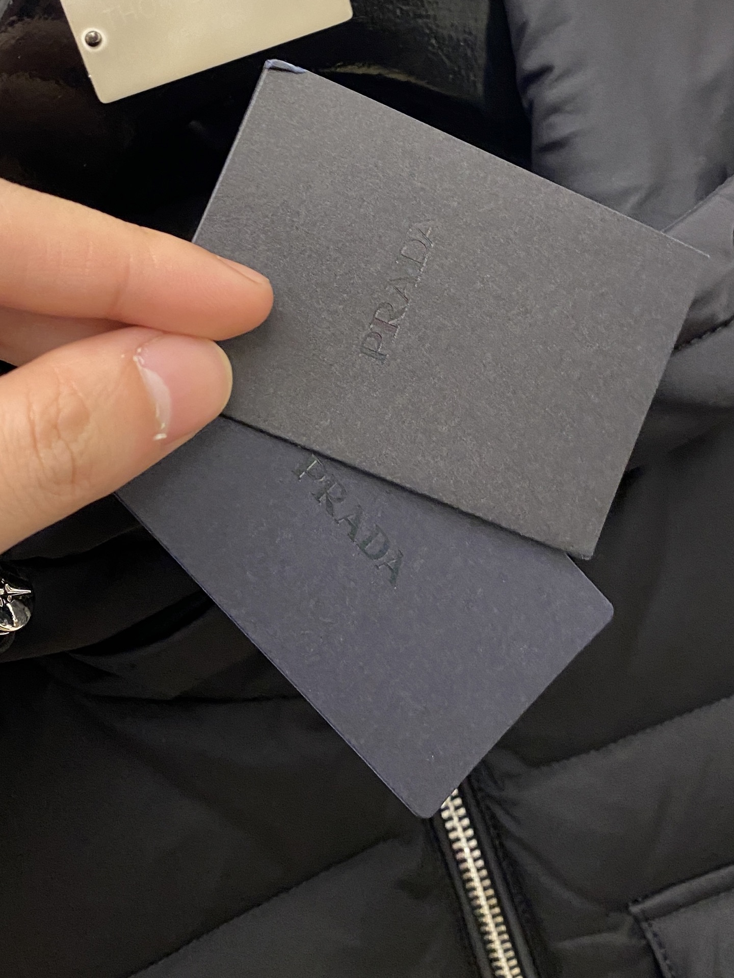 普拉达、2025最新款男士轻薄羽绒马甲、面料柔软舒适 ．上身版型超赞 ．拉链．辅料都是客供 、进口面料，