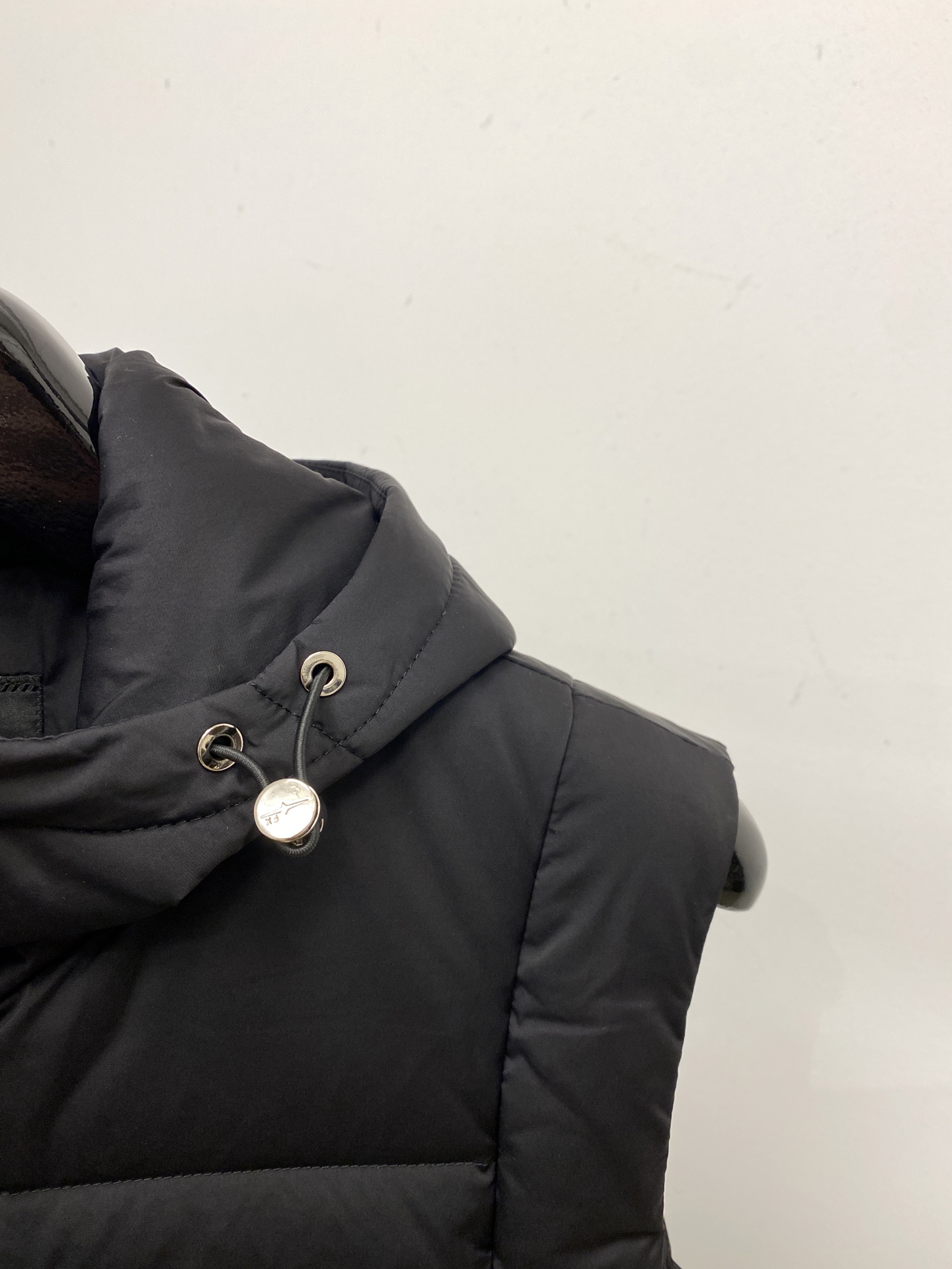 普拉达、2025最新款男士轻薄羽绒马甲、面料柔软舒适 ．上身版型超赞 ．拉链．辅料都是客供 、进口面料，