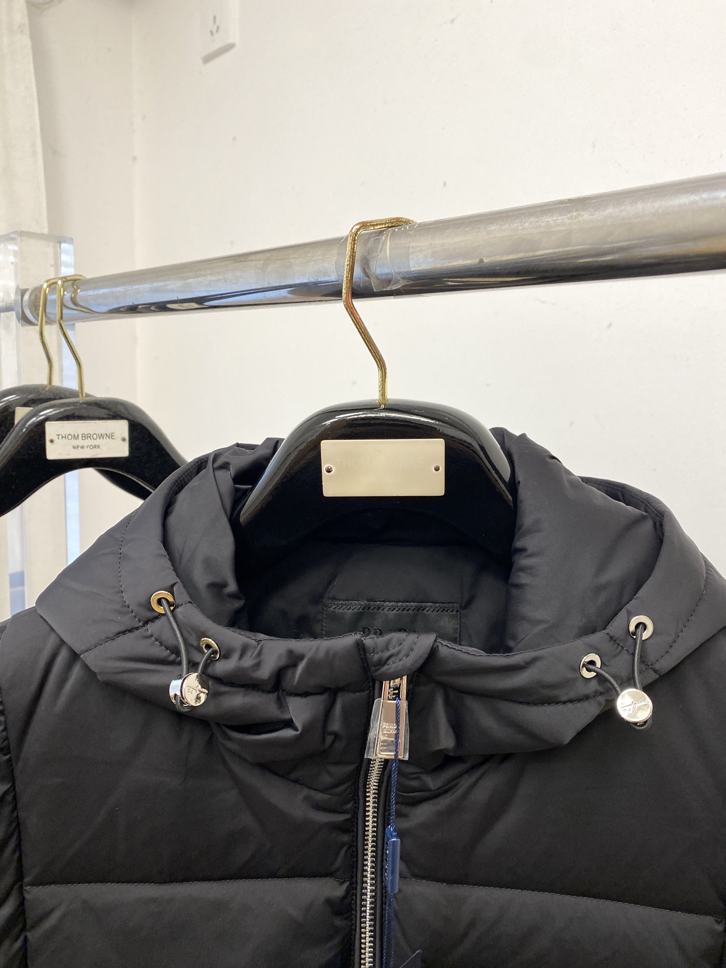 普拉达、2025最新款男士轻薄羽绒马甲、面料柔软舒适 ．上身版型超赞 ．拉链．辅料都是客供 、进口面料，