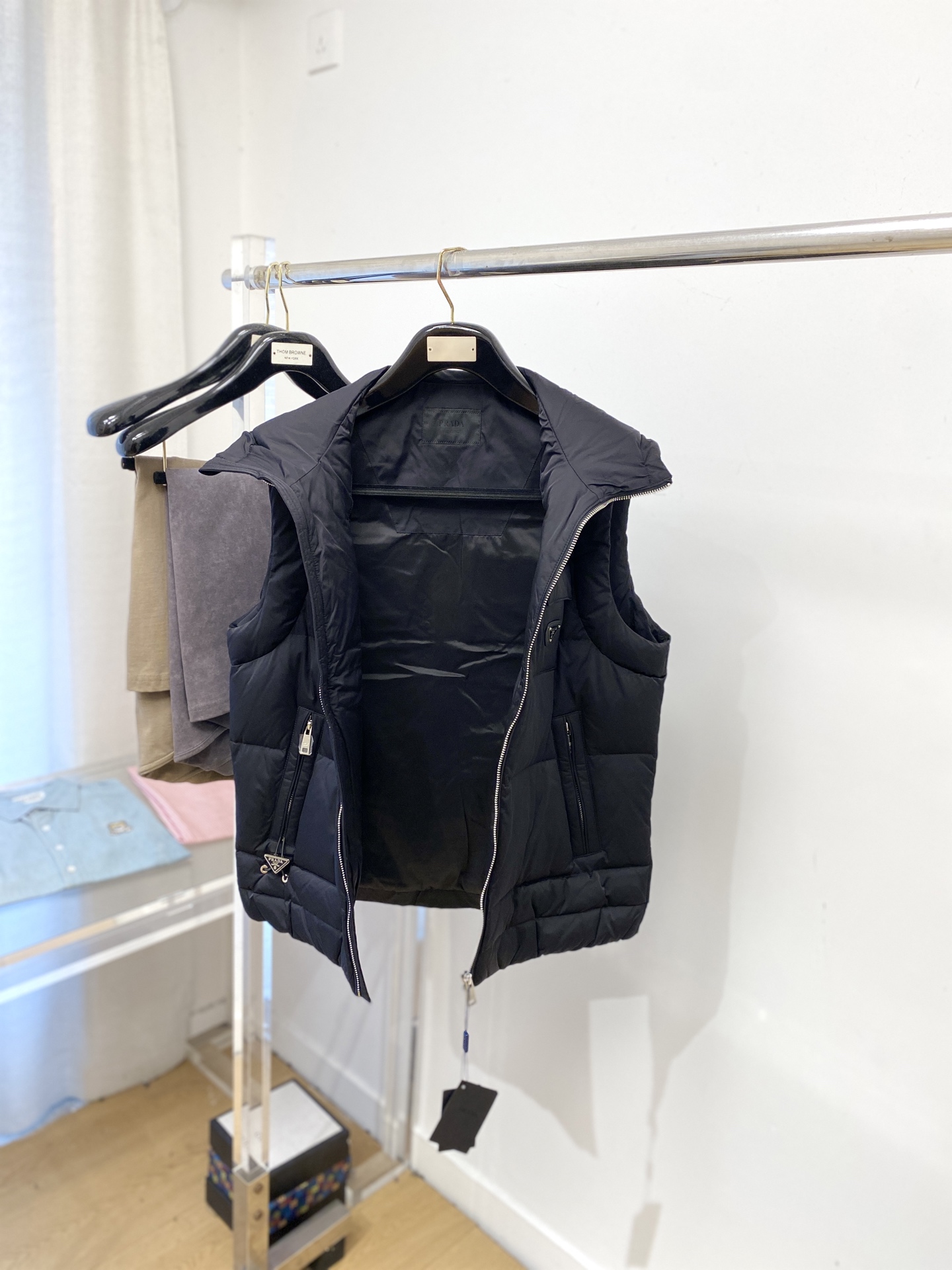 普拉达、2025最新款男士轻薄羽绒马甲、面料柔软舒适 ．上身版型超赞 ．拉链．辅料都是客供 、进口面料，
