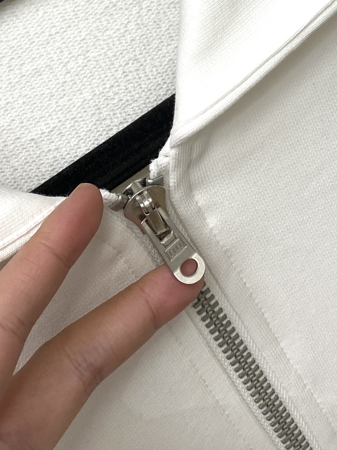 普拉达、2025新品卫衣外套，帅气时尚，胸前五金装饰三角标logo，简约百搭款。面料棉 不仅挺括，保持潮