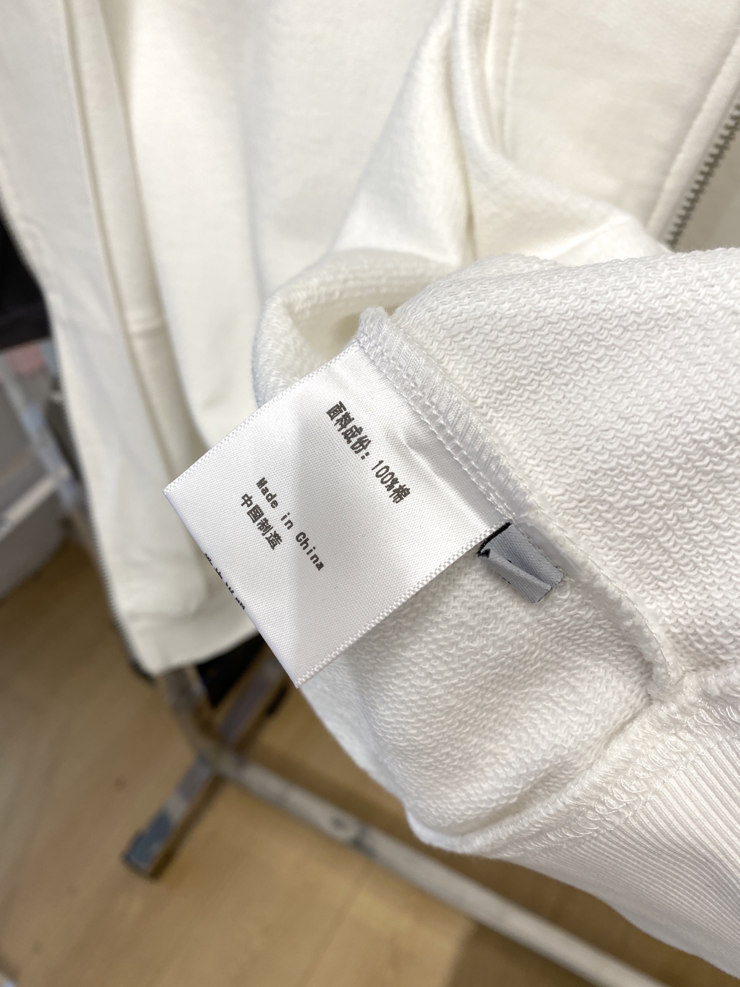 普拉达、2025新品卫衣外套，帅气时尚，胸前五金装饰三角标logo，简约百搭款。面料棉 不仅挺括，保持潮