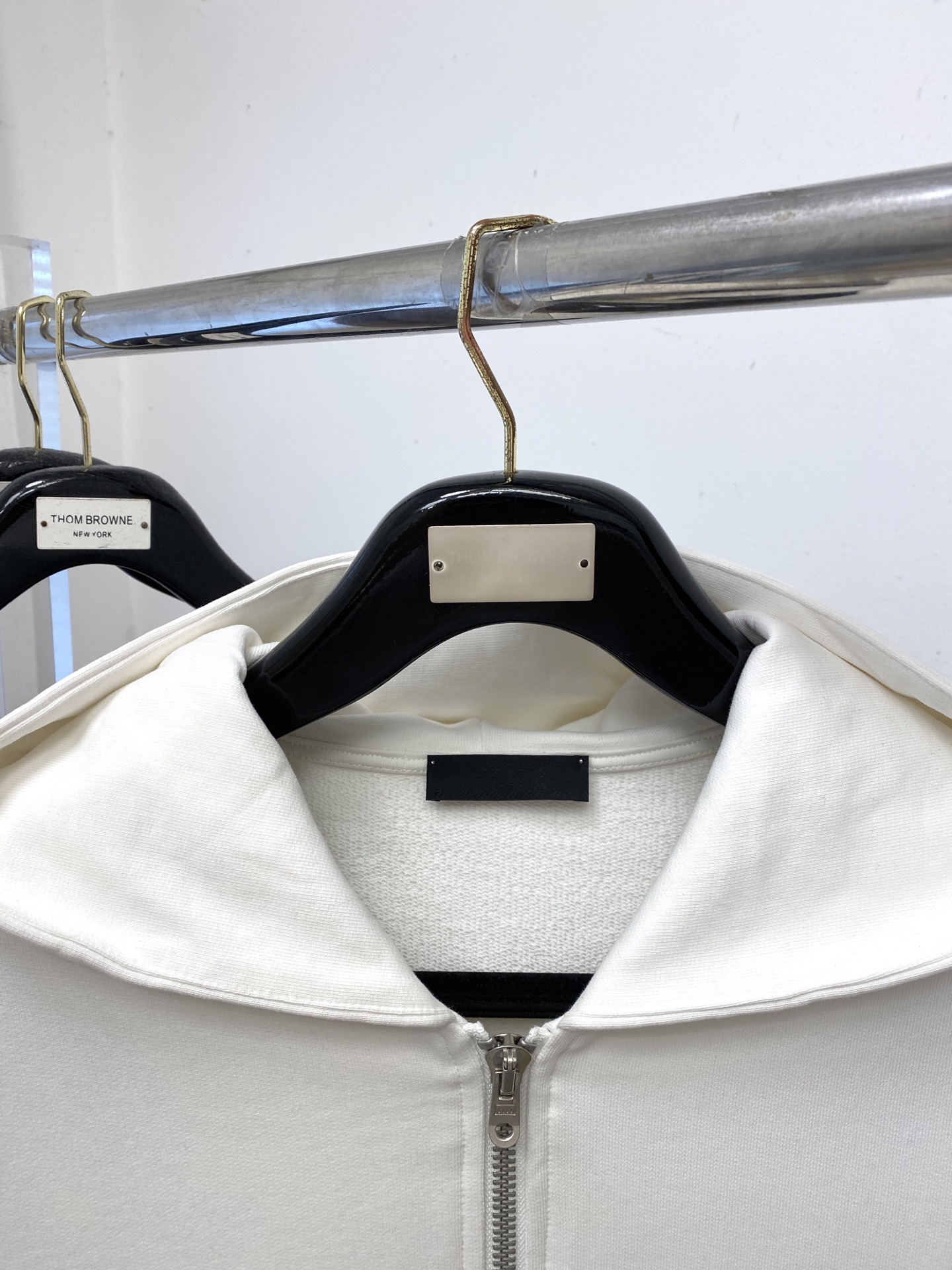 普拉达、2025新品卫衣外套，帅气时尚，胸前五金装饰三角标logo，简约百搭款。面料棉 不仅挺括，保持潮