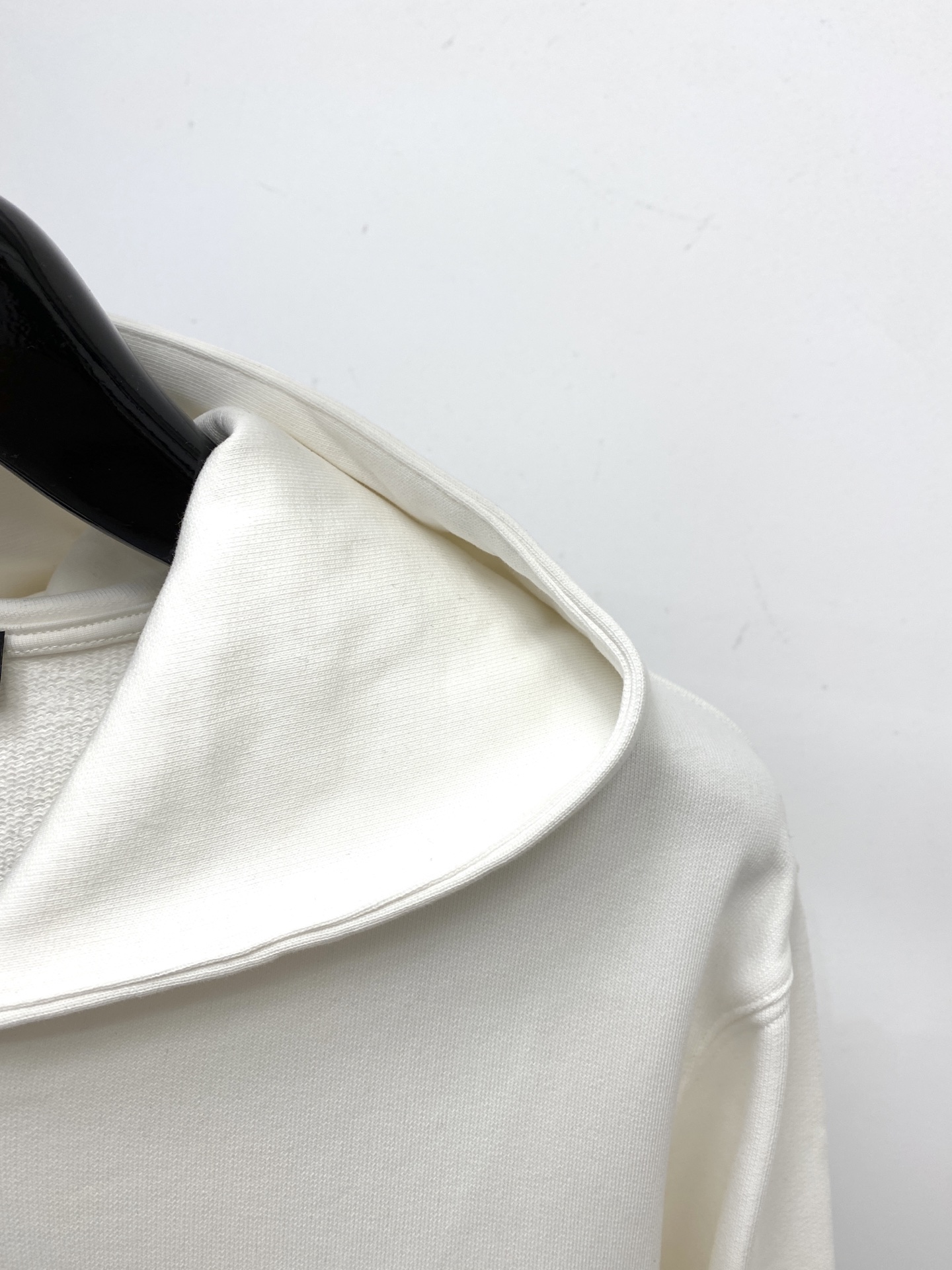 普拉达、2025新品卫衣外套，帅气时尚，胸前五金装饰三角标logo，简约百搭款。面料棉 不仅挺括，保持潮