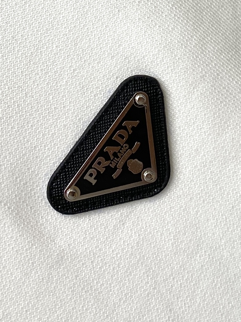 普拉达、2025新品卫衣外套，帅气时尚，胸前五金装饰三角标logo，简约百搭款。面料棉 不仅挺括，保持潮