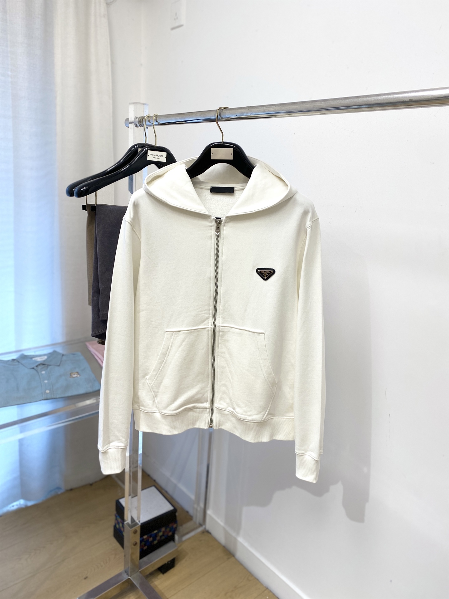 NO:606671,Prada, 2025 new sweatshirt jacket, handsome and fashionable, hardware decorated with triangle logo on the chest, simple and versatile. The fabric cotton is not only crisp and maintains the trendy silhouette, but also comfortable to wear, and the yarn is more delicate. Size M-3XL, prada, hoodie, sweatshirts, jackets & coats, alexander wang19860909普拉达、2025新品卫衣外套,帅气时尚,胸前五金装饰三角标logo,简约百搭款.面料棉 不仅挺括,保持潮流的廓形,又穿着舒适,纱织更细腻,码数M-3XL,,prada,hoodie,sweatshirts,jackets & coats,alexander wang,Men's clothing