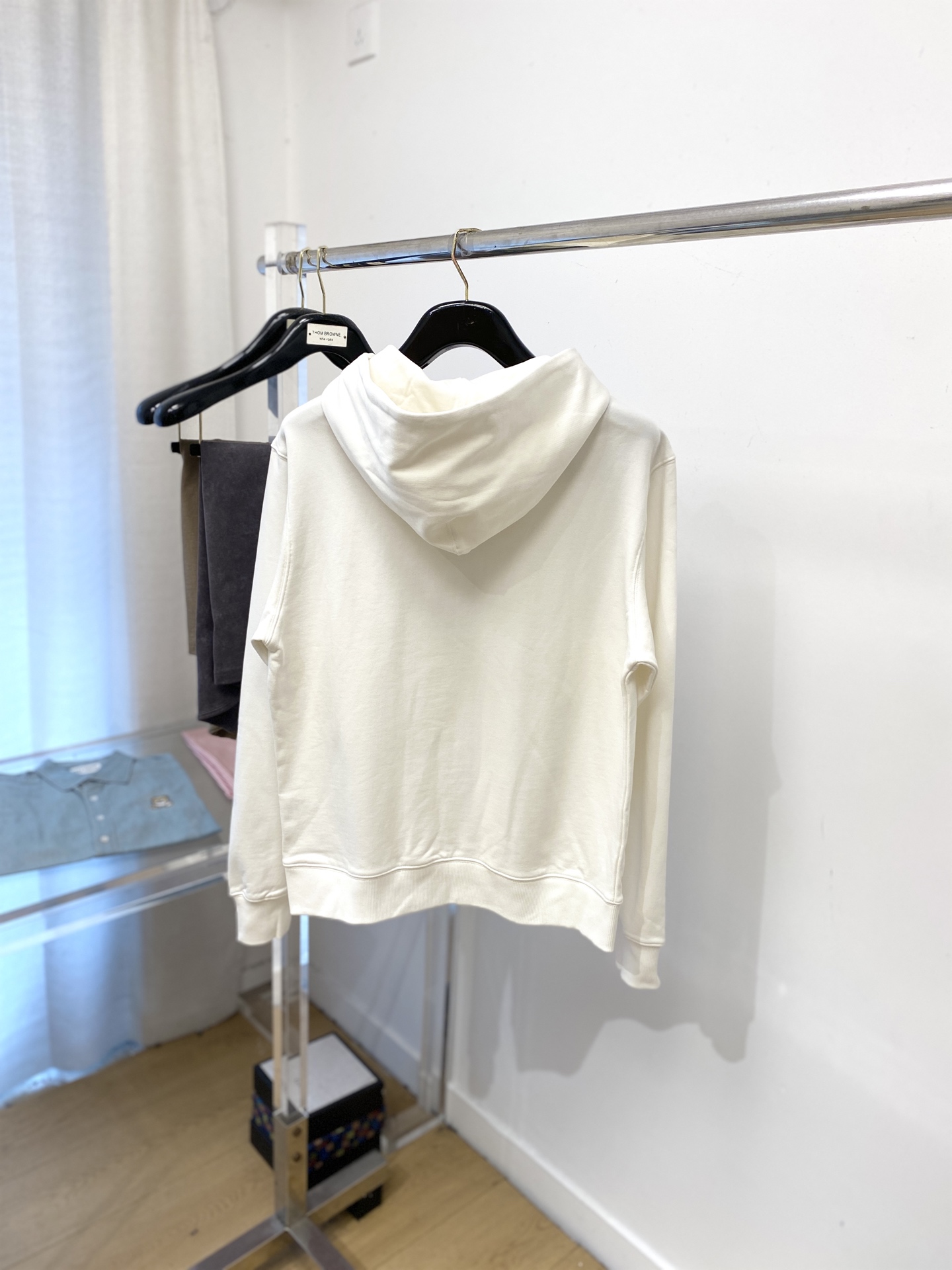 普拉达、2025新品卫衣外套，帅气时尚，胸前五金装饰三角标logo，简约百搭款。面料棉 不仅挺括，保持潮