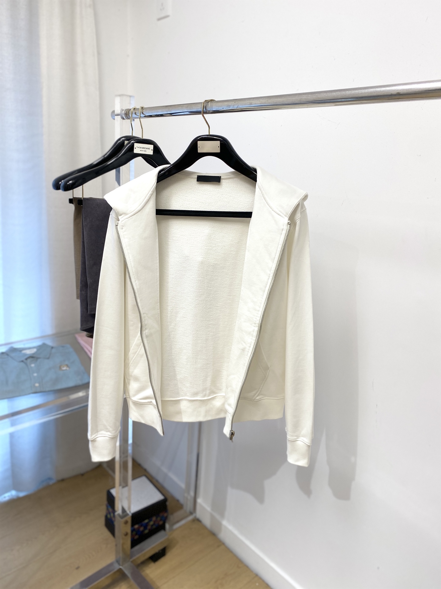 普拉达、2025新品卫衣外套，帅气时尚，胸前五金装饰三角标logo，简约百搭款。面料棉 不仅挺括，保持潮